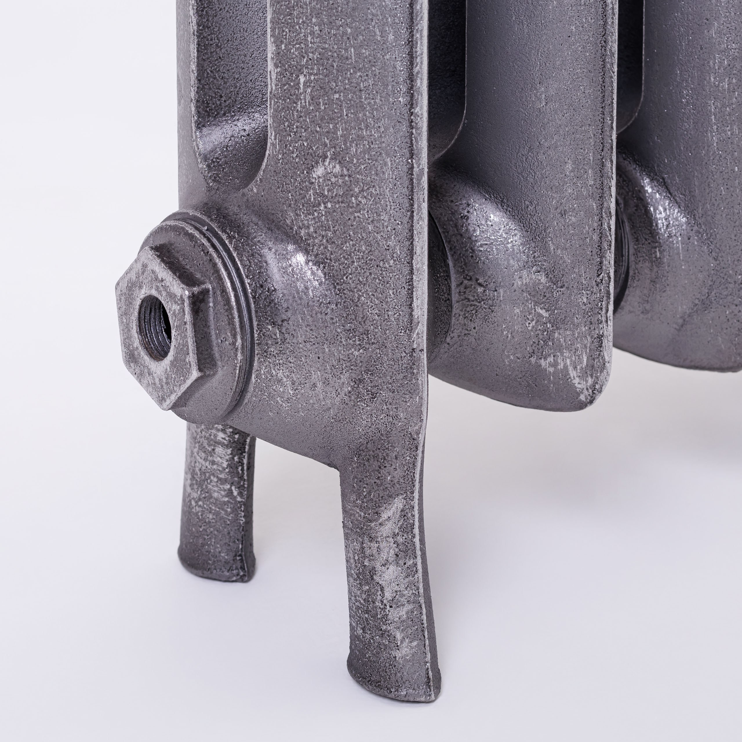 Предметные фотографии дизайнерских радиаторов отопления в стиле ретро