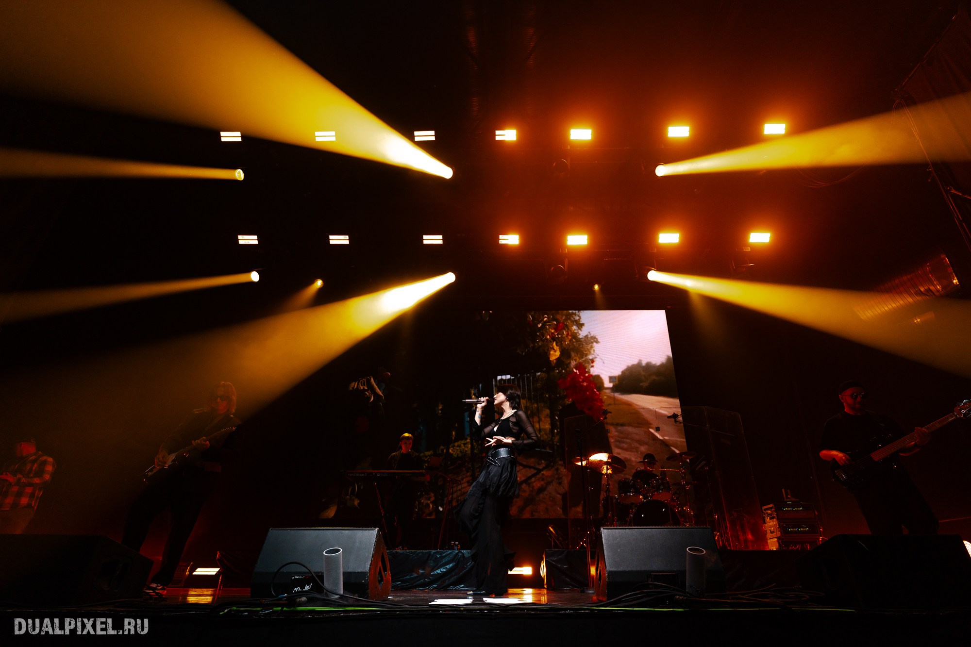 Mona. Магия музыки в кадре: Концертная Фотография