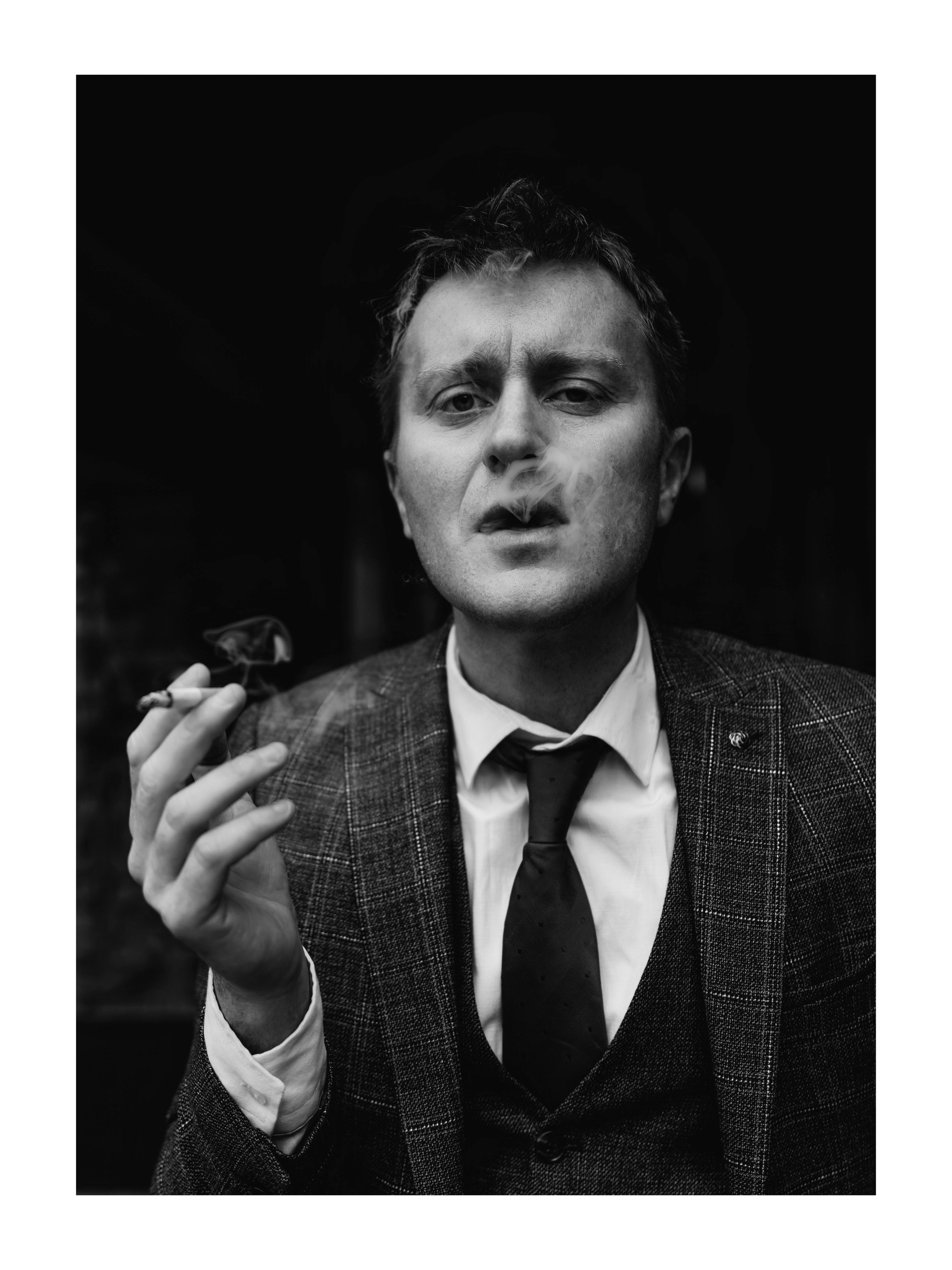 мужчина выпускает дым изо рта