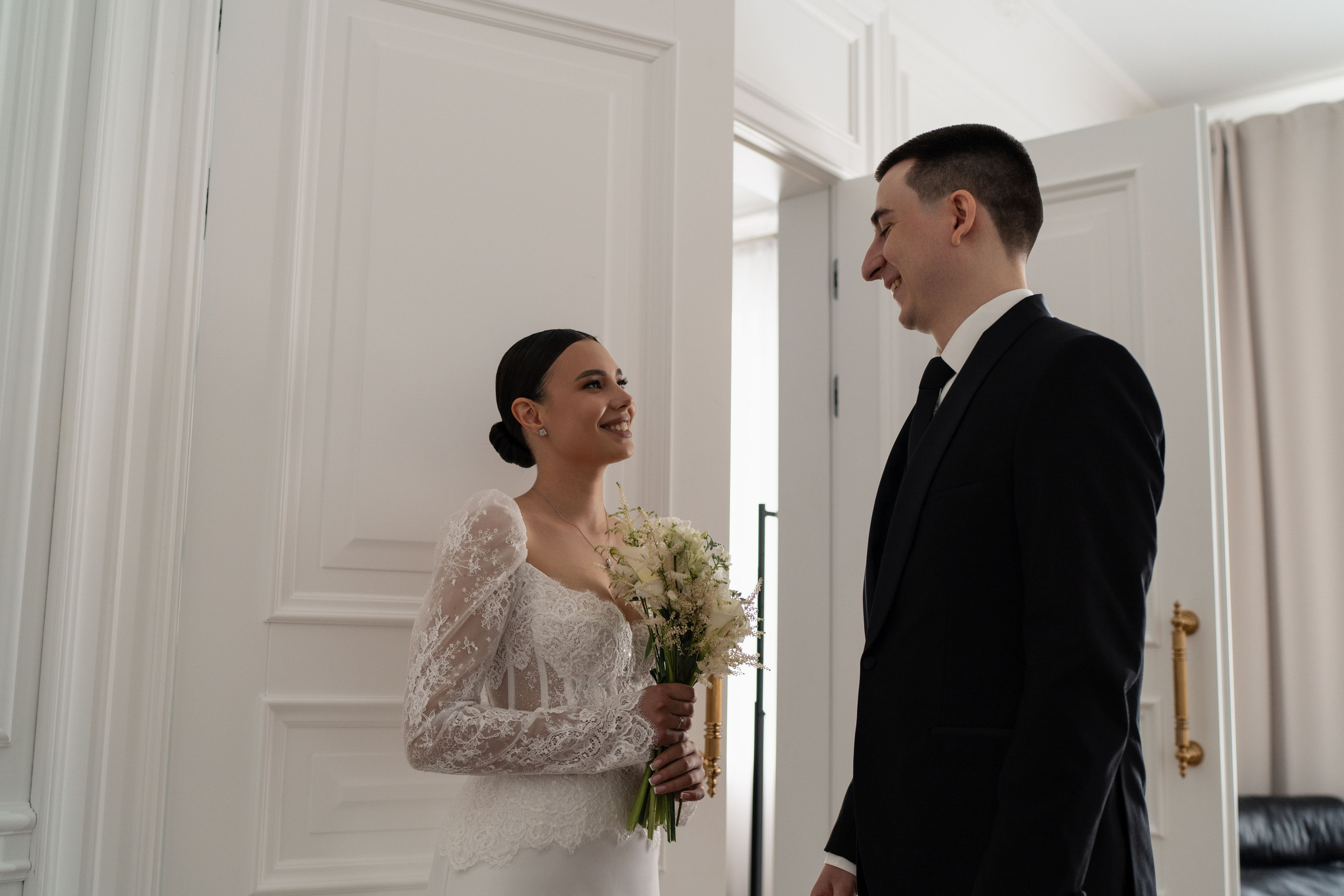 Свадебная фотосессия в интерьере, студия. Главная