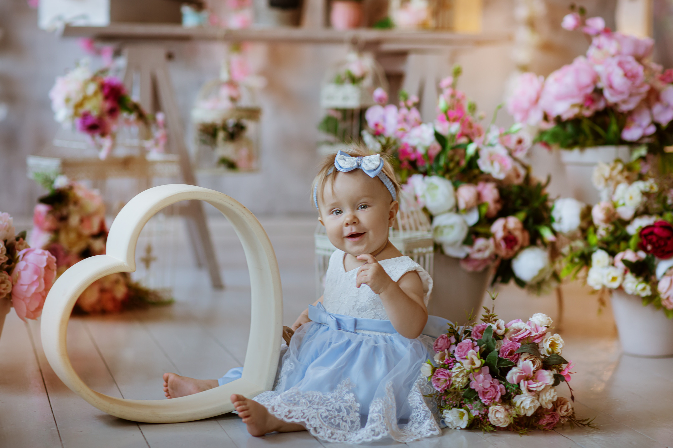 Фотосессия на один год девочки в цветочной фотозоне фотостудии Леонардо