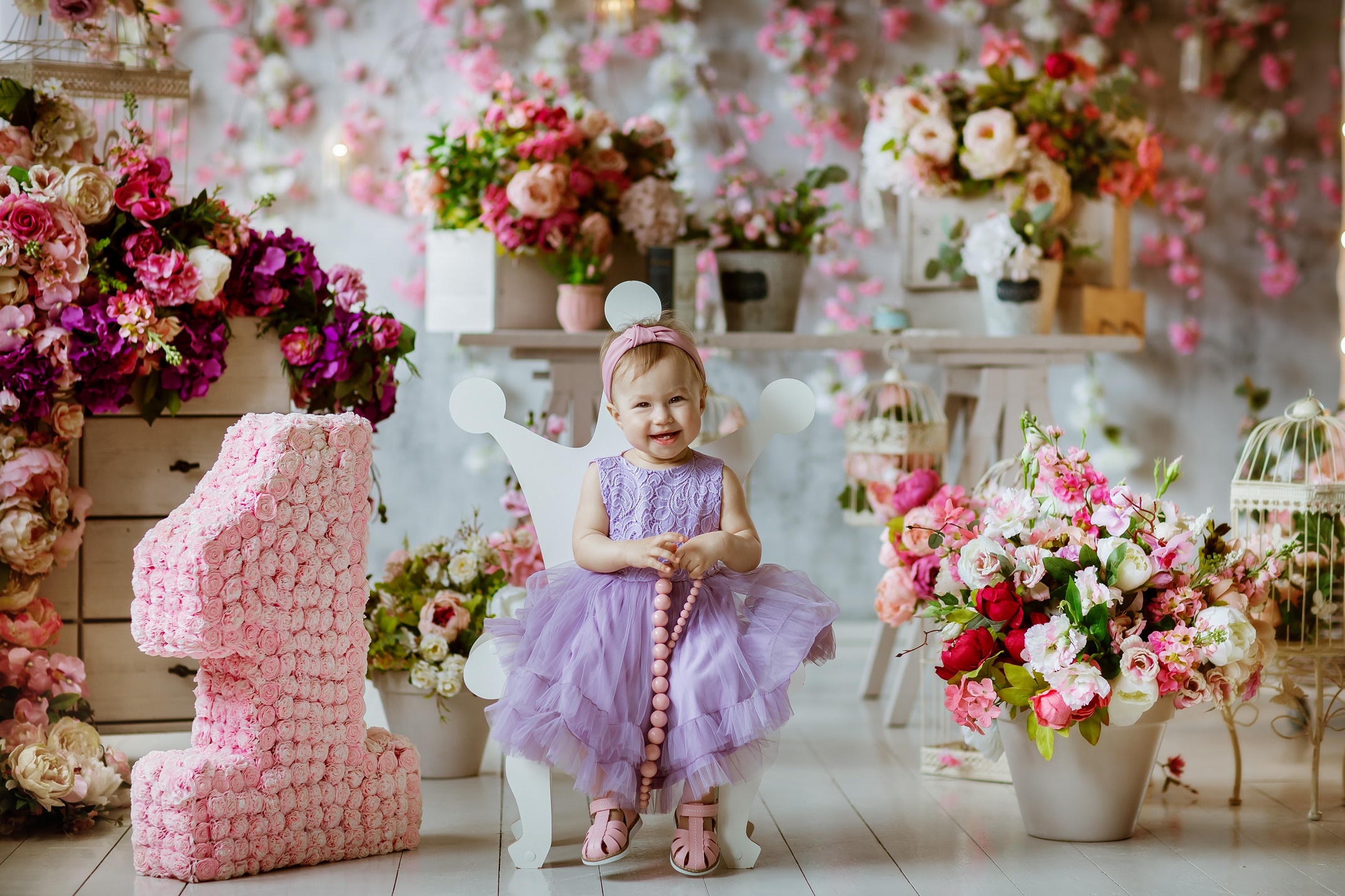 Фотосессия на один год девочки в цветочной фотозоне фотостудии Леонардо