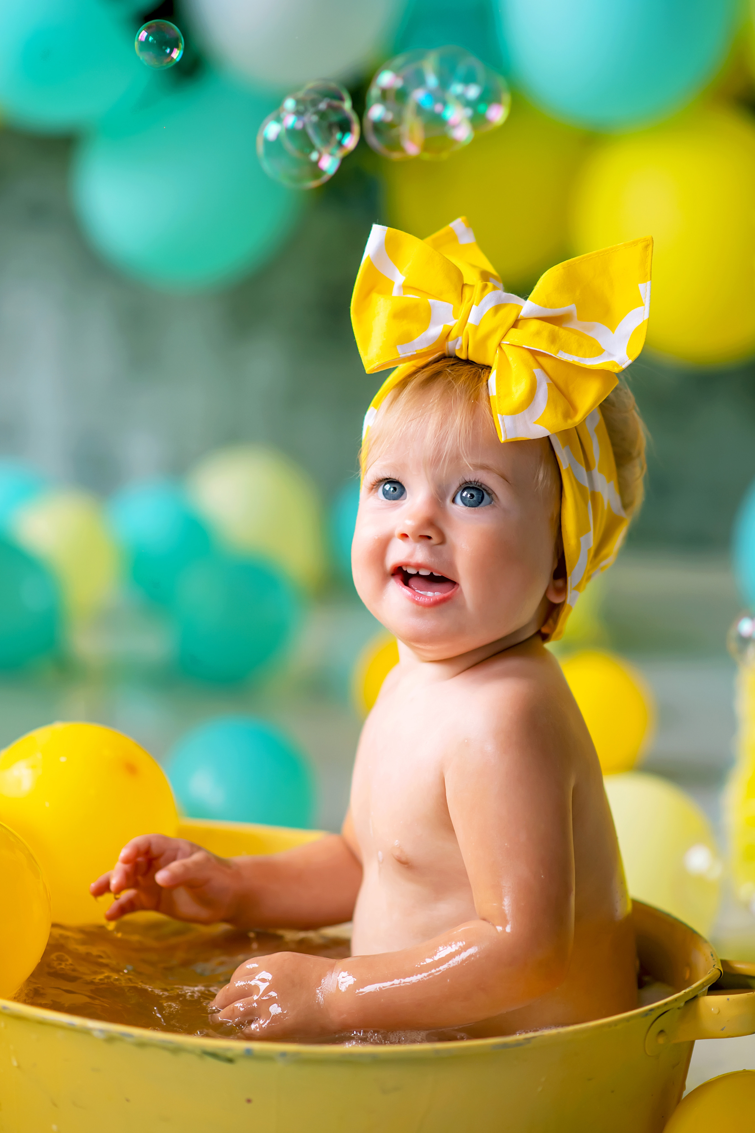 Фотосессия на один годик девочки. Купание в ванночке