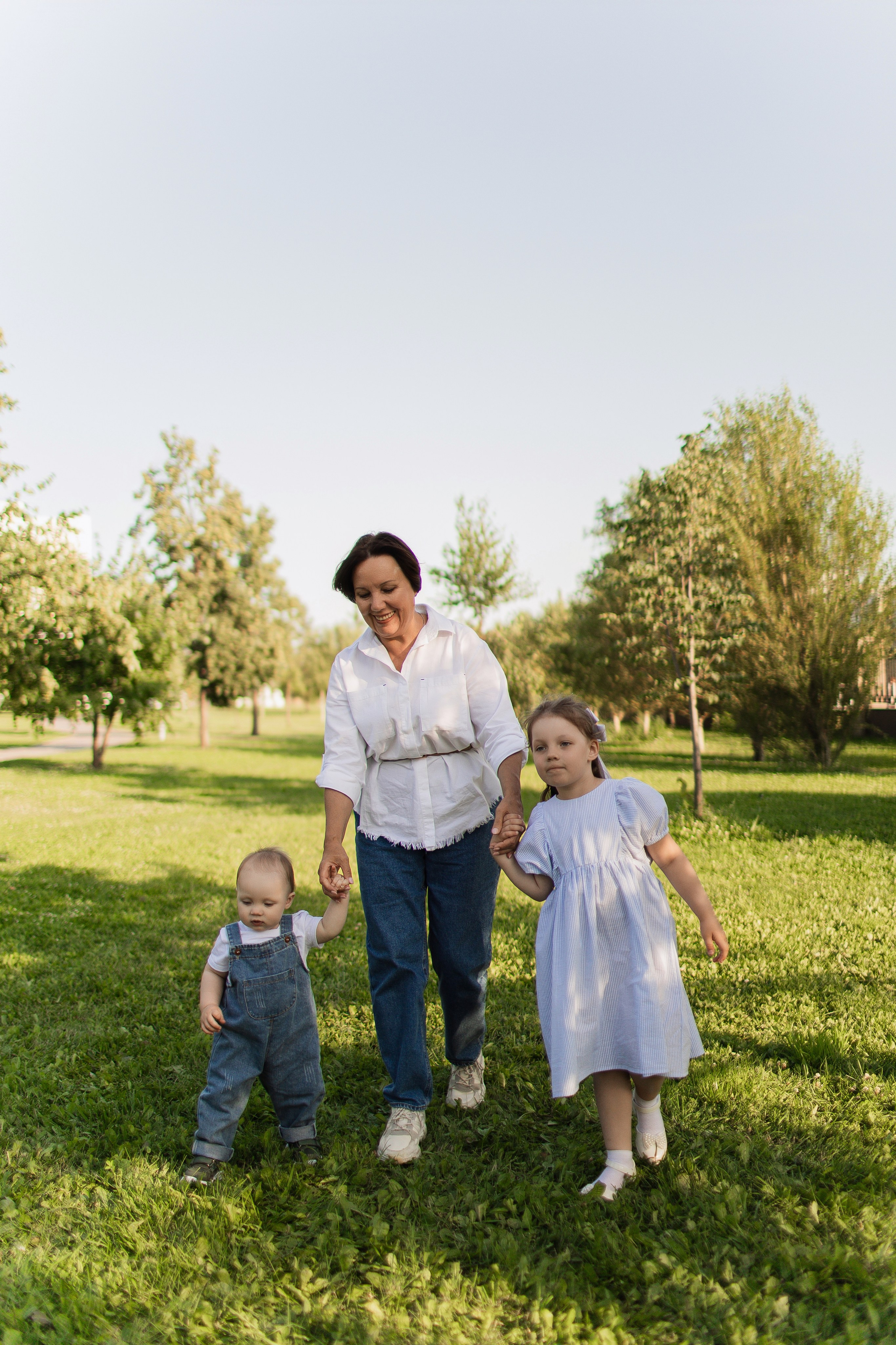 Летний день в парке. Семейная съемка — это красивый способ признаться своей семье в любви