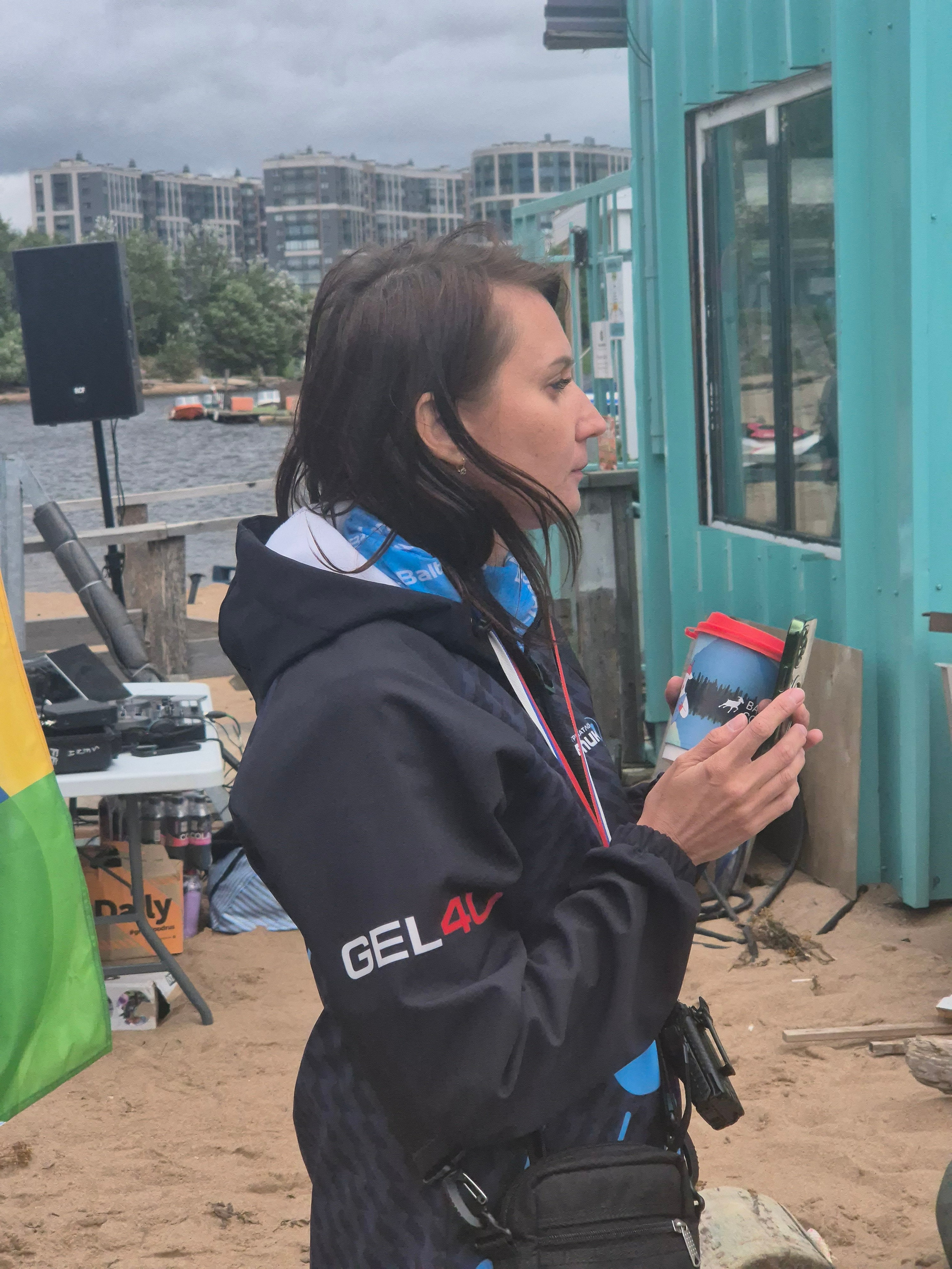 Дальше 18 км по Неве, которая разволновалась не на шутку и прибавила лишних 20 минут к результату прошлого года. А на финише ждут организаторы (Екатерина)