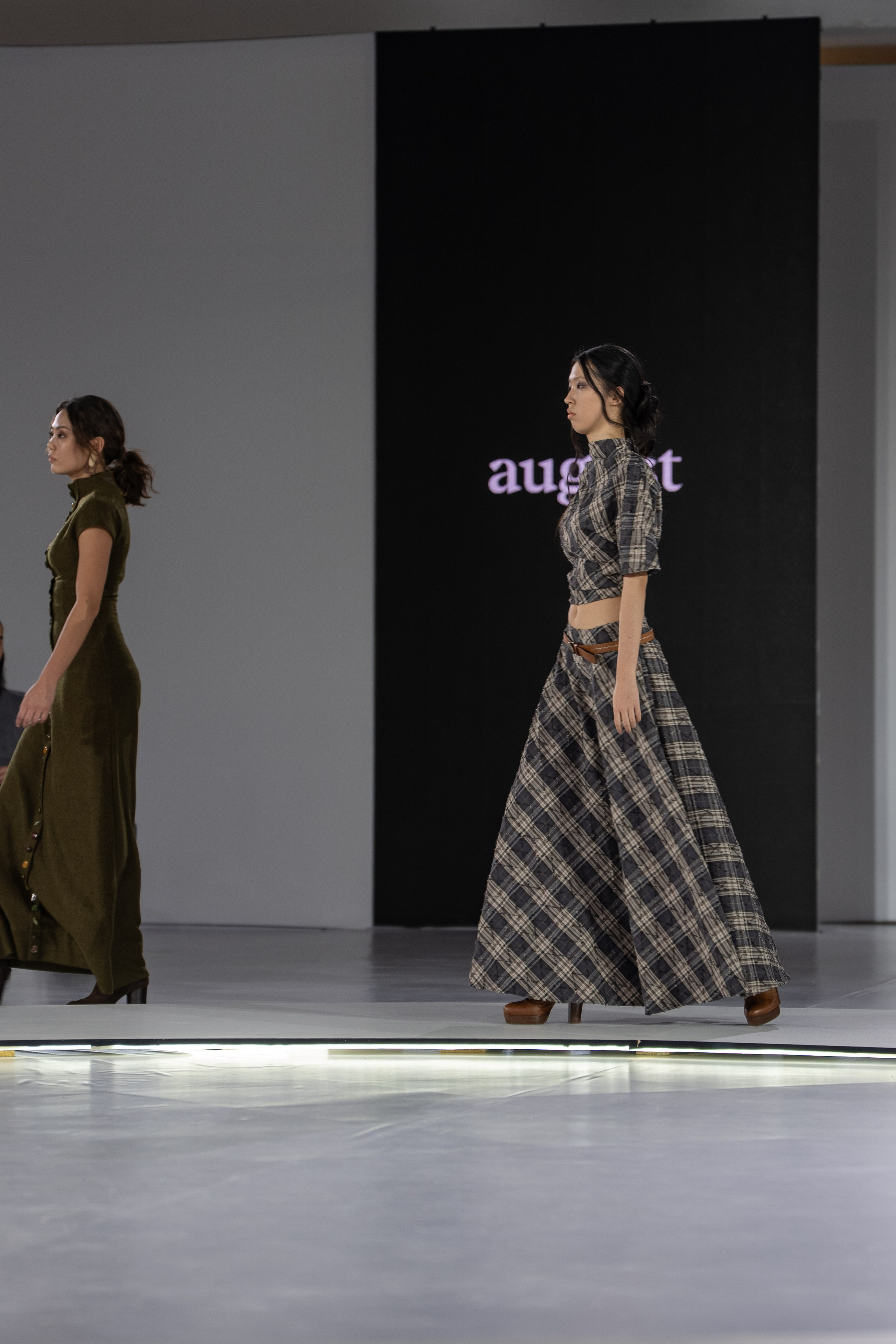 Design August. Сайт Алматинского НЮ АРТ, будуар и фэшн фотографа Дениса Карпенко