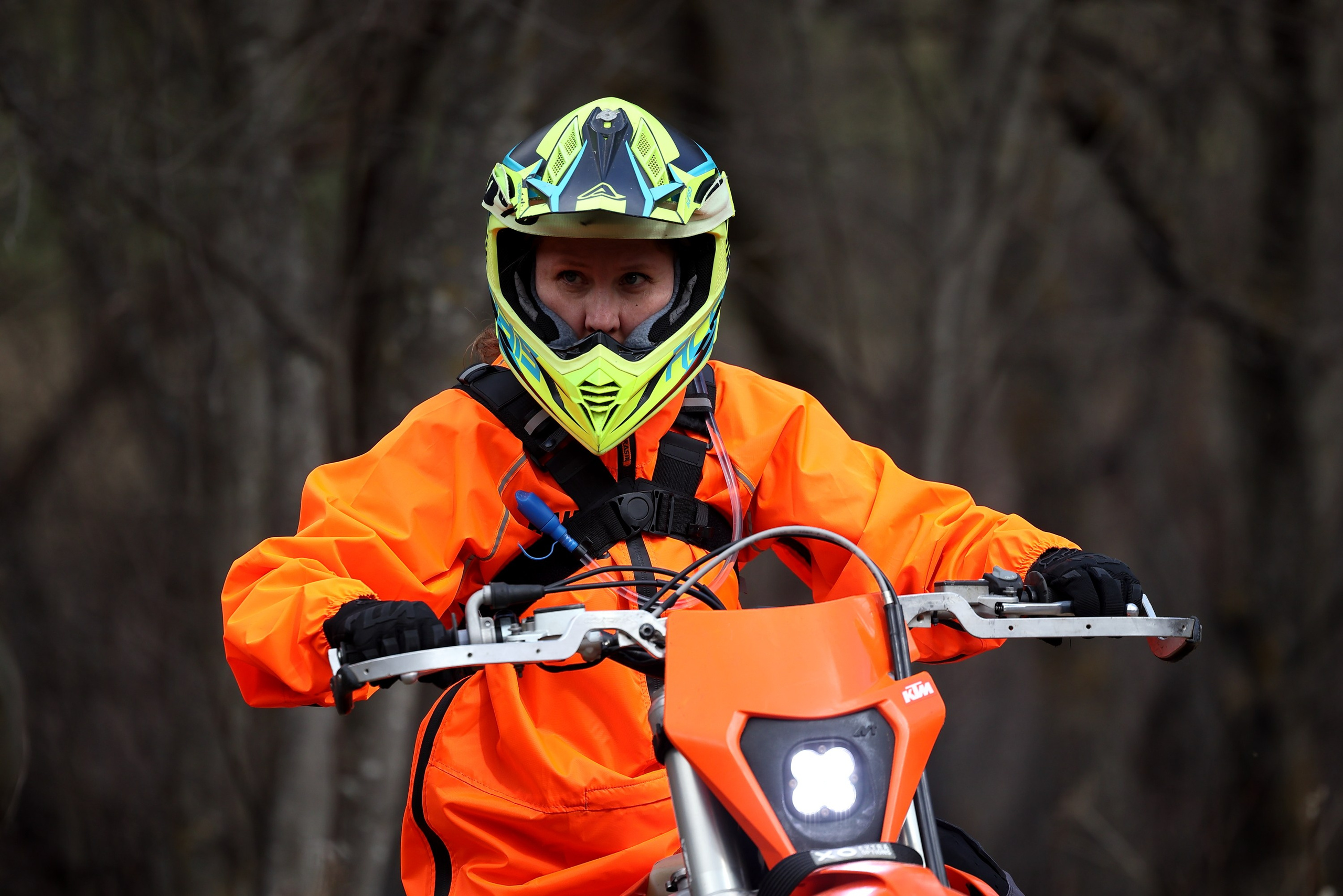 Репортажная фотосъемка выезда на эндуро мотоциклах в Кисловодск с НашиТуры. Участница