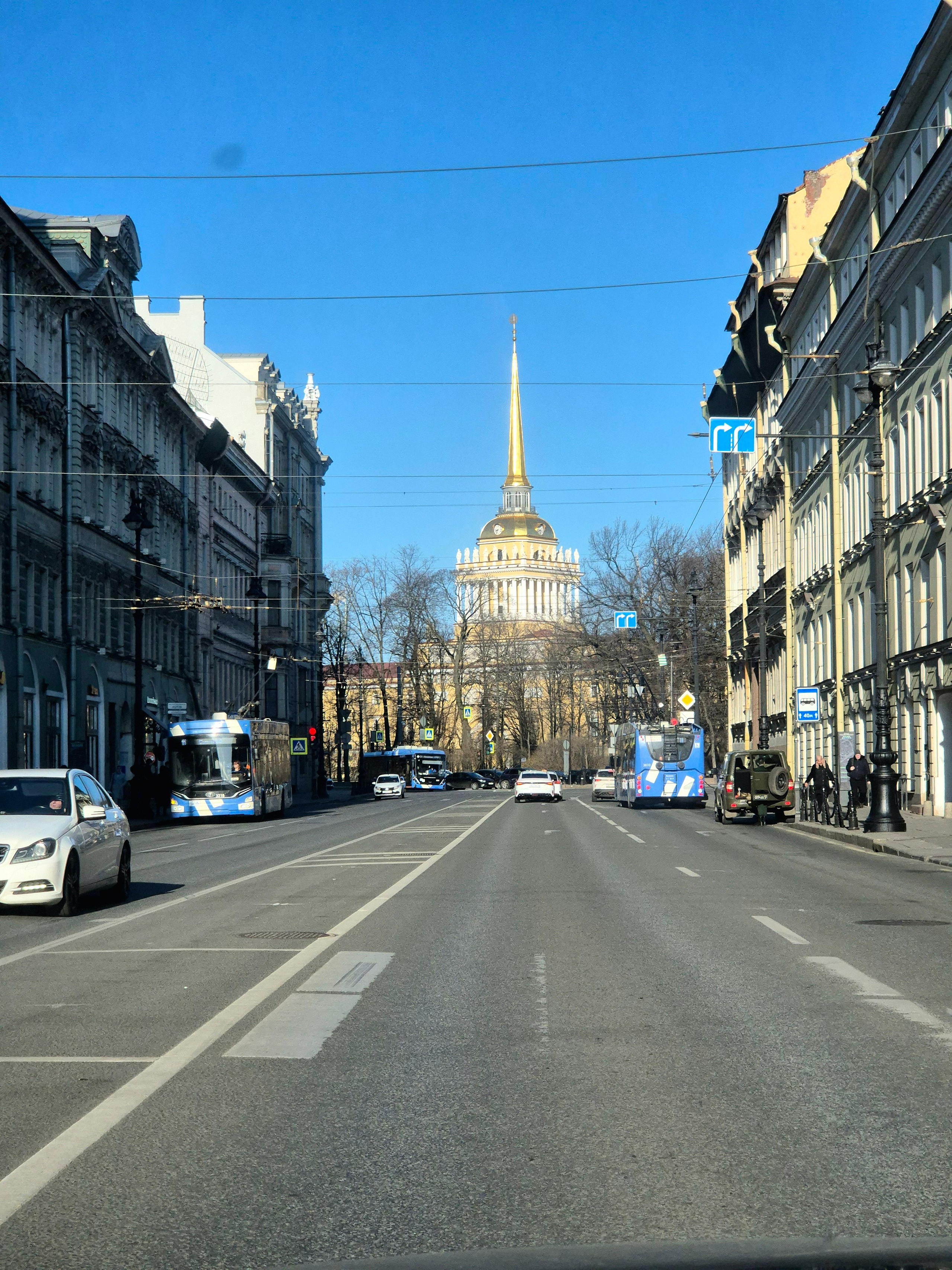 В Санк-Петербурге, как обычно, меня встречало солнышко