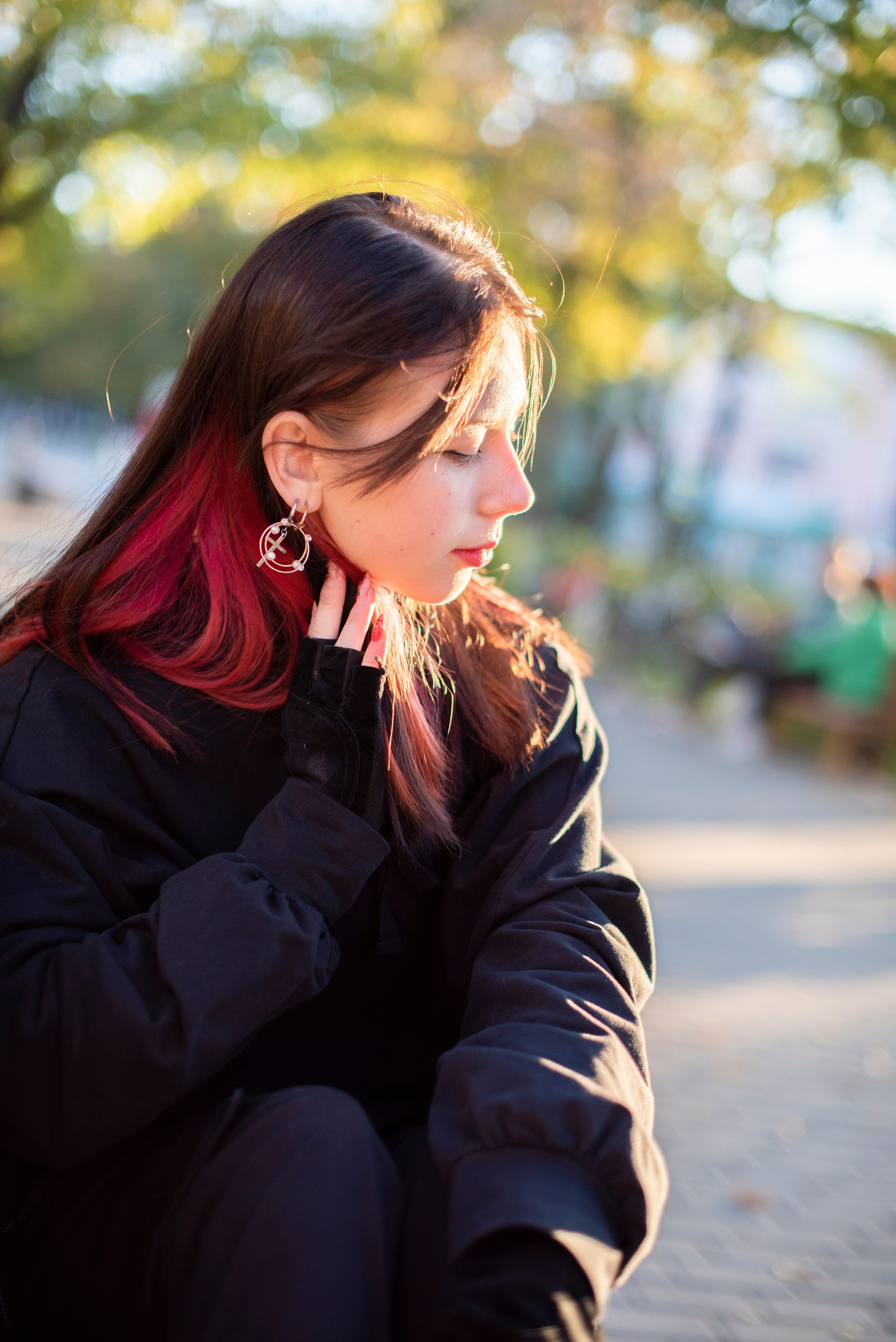 девушка-студентка. чёрный балахон. чёрно-красные волосы. серьги. каменск-шахтинский