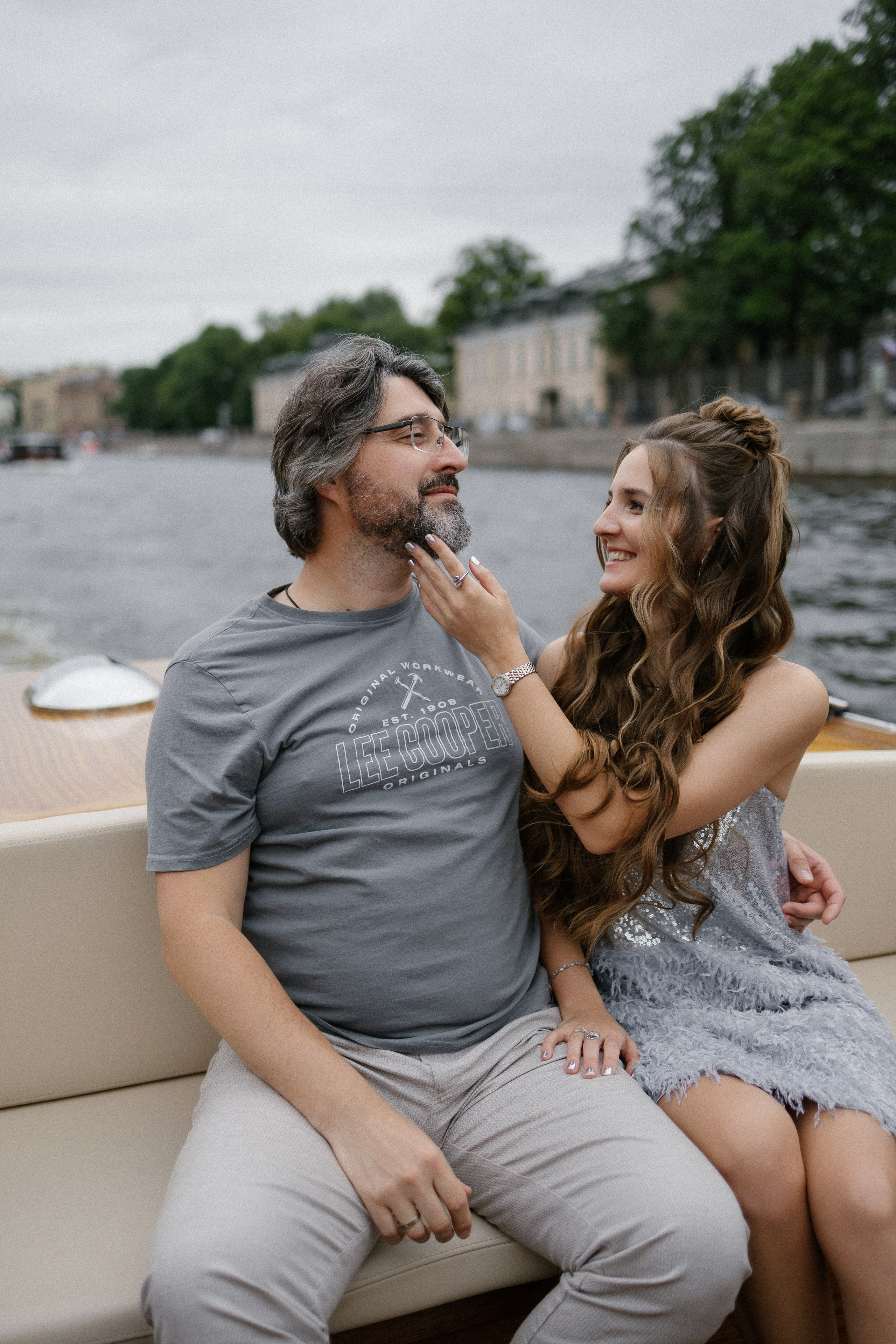 Прогулка на венецианском катере. Свадебный фотограф в Санкт-Петербурге Ксения Кобышева