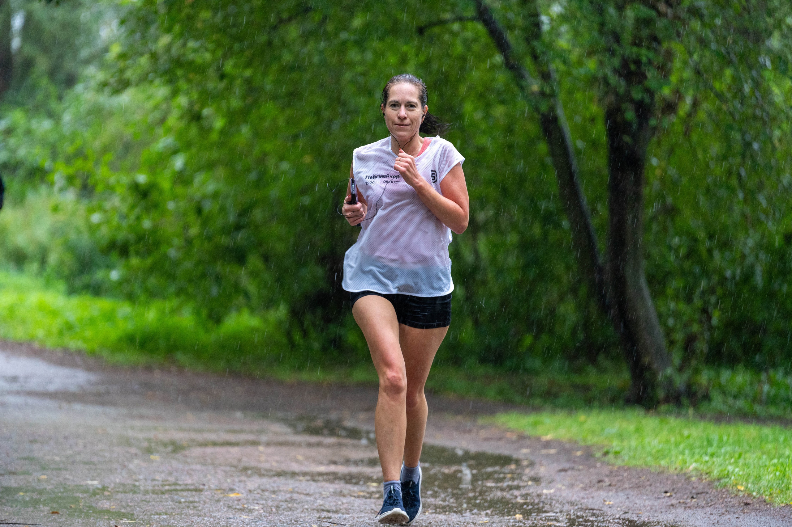 Бегунья на еженедельной «5 вёрст» по Елагину острову, спортивный фотограф Санкт-Петербург