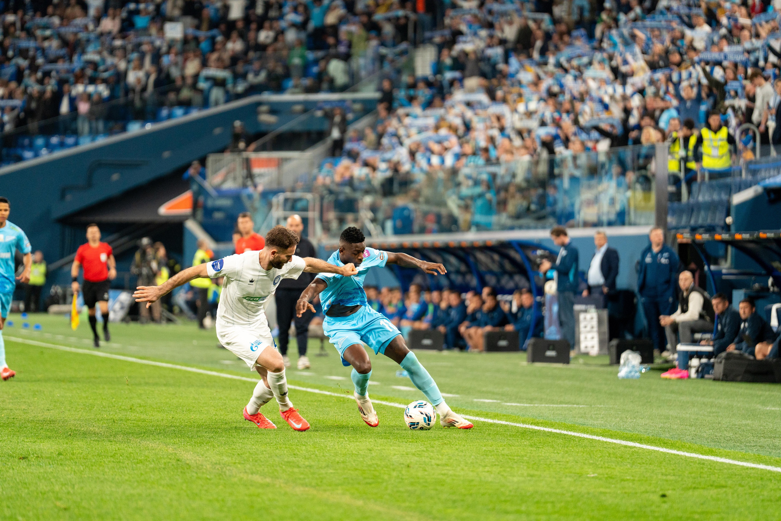 Динамичный кадр матча Зенит–Оренбург на Газпром Арене от спортивного фотографа Санкт-Петербурга