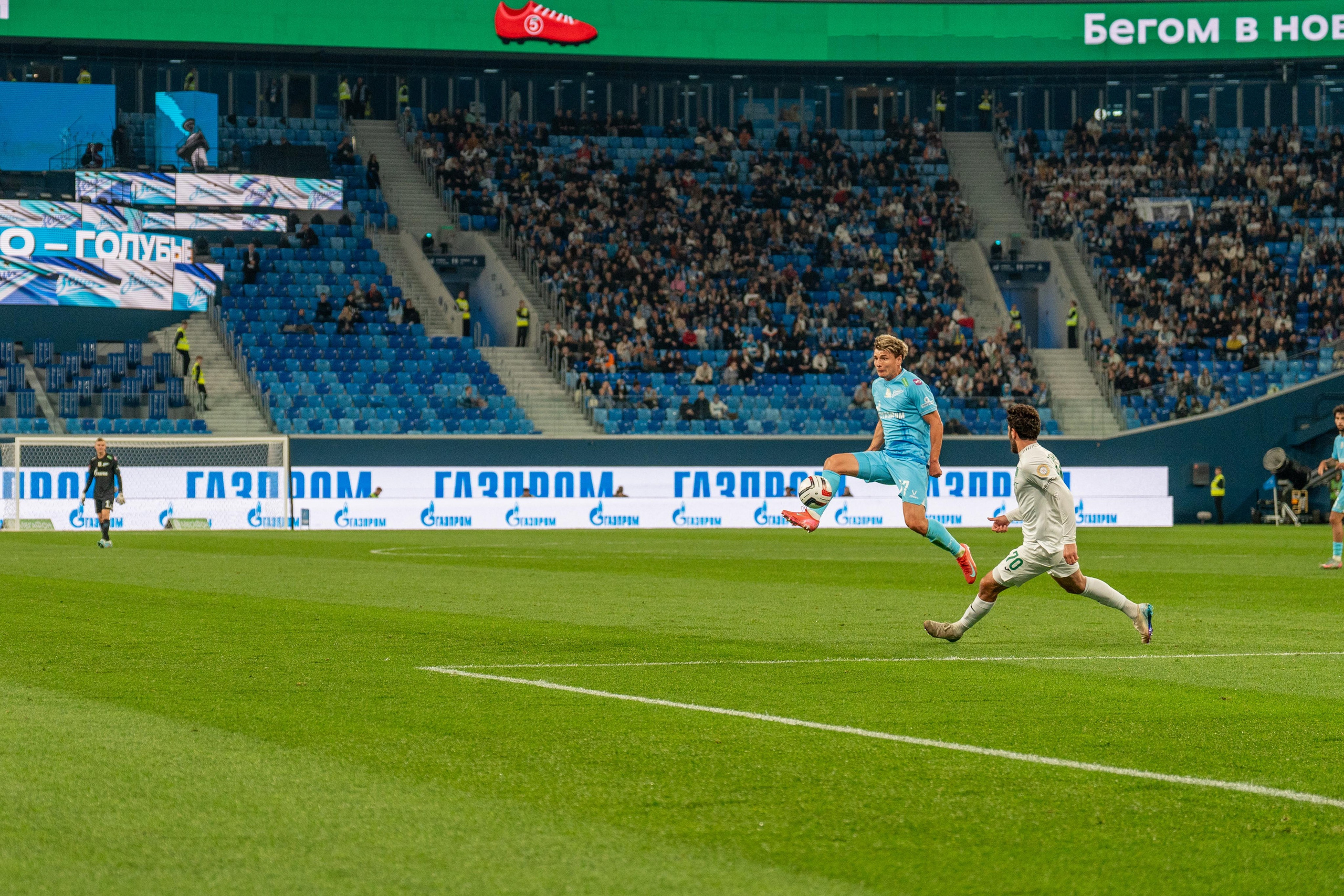 Игрок Зенита в борьбе с Ахматом на Газпром Арене