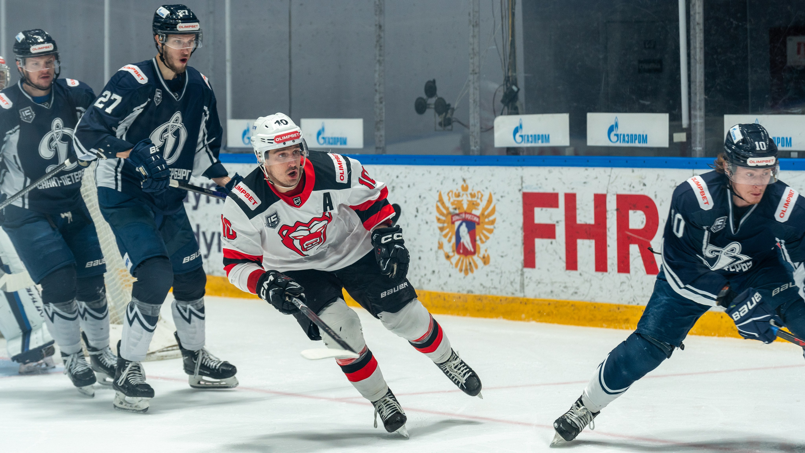 Напряжённый момент у ворот «Динамо» в матче с «Молотом». Репортажная спортивная фотосъёмка, эмоции, скорость, Санкт-Петербург.