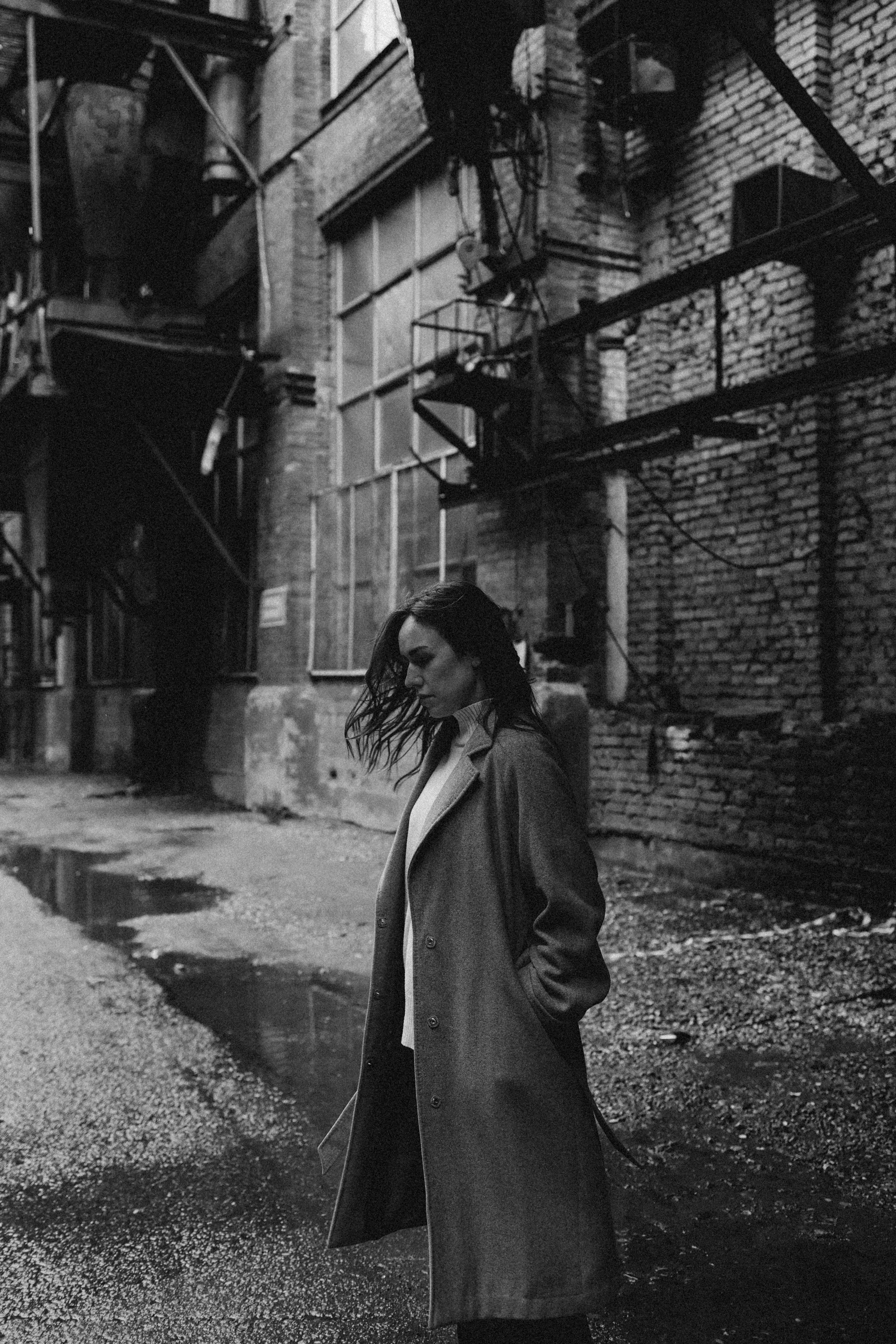 Фотосессия в заброшках. Девушка стоит под дождём. Черно-белая фотография 