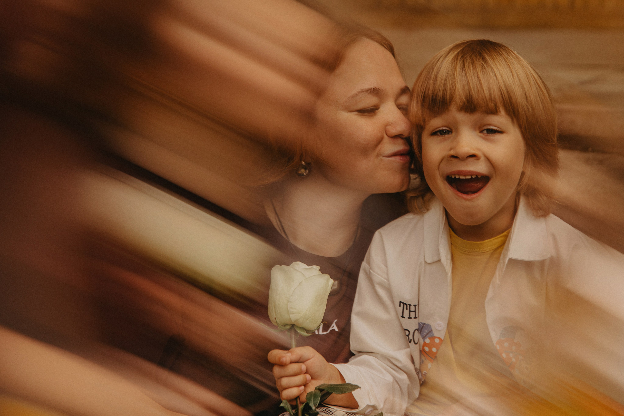 Мама с сыном гуляют у Макдональдса — Рыбинск, август, семейная съёмка