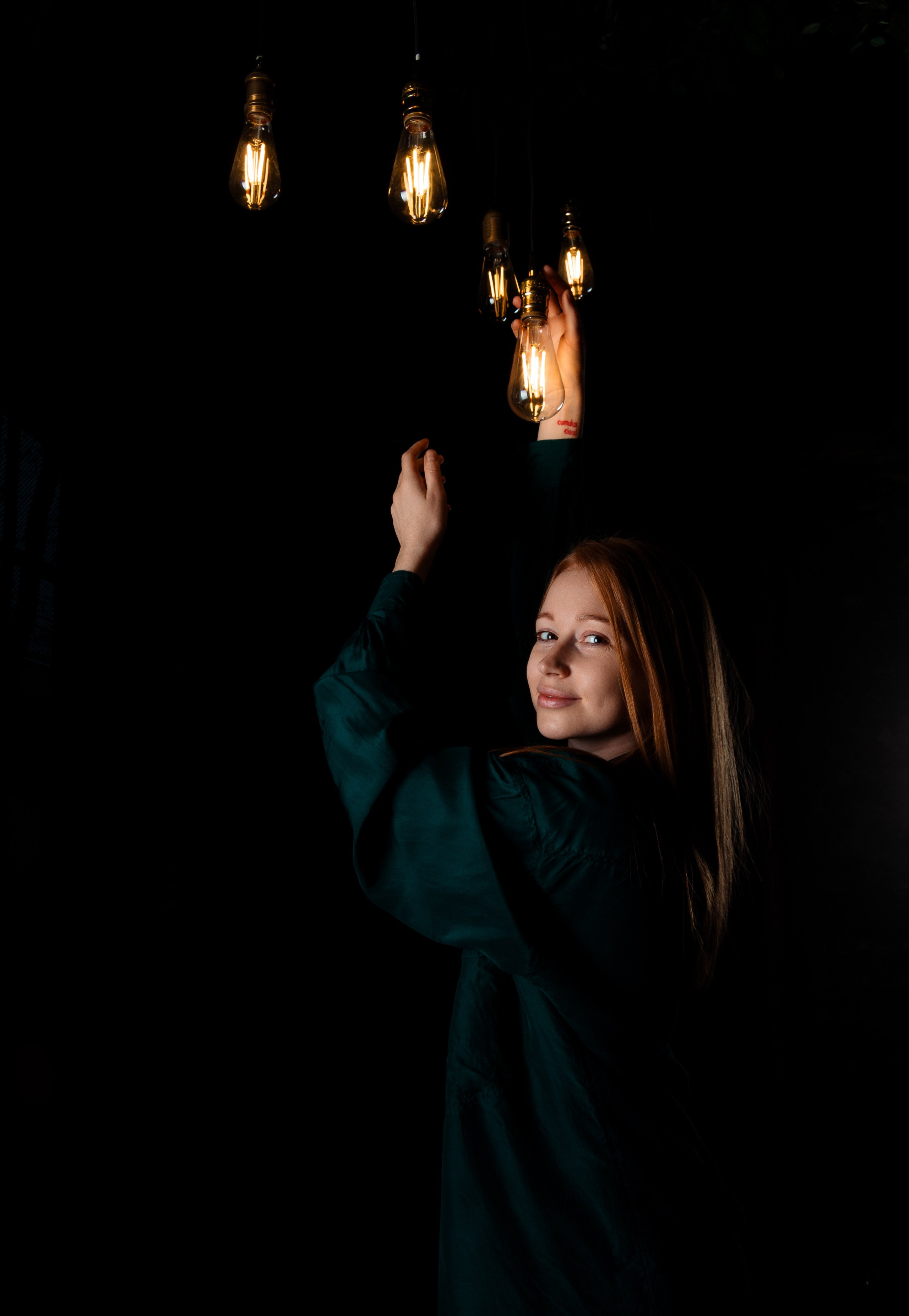 прекрасный свет от лампы привносит красивый свет на ее лице