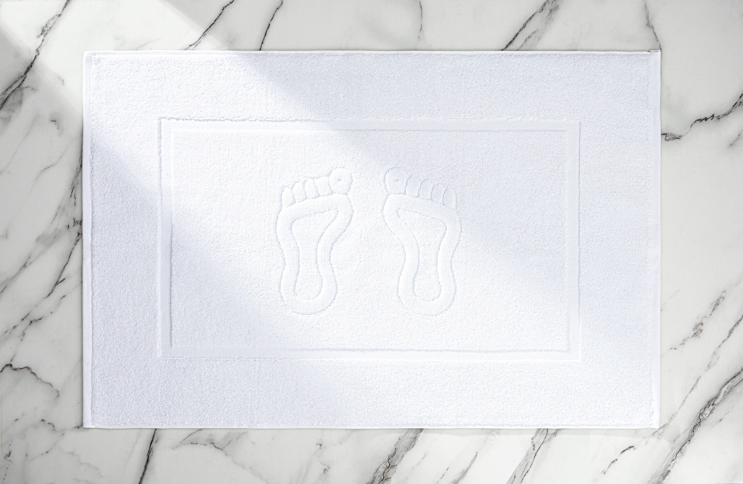 Белый махровый коврик для ног в ванной | Интерьерная съемка для каталога