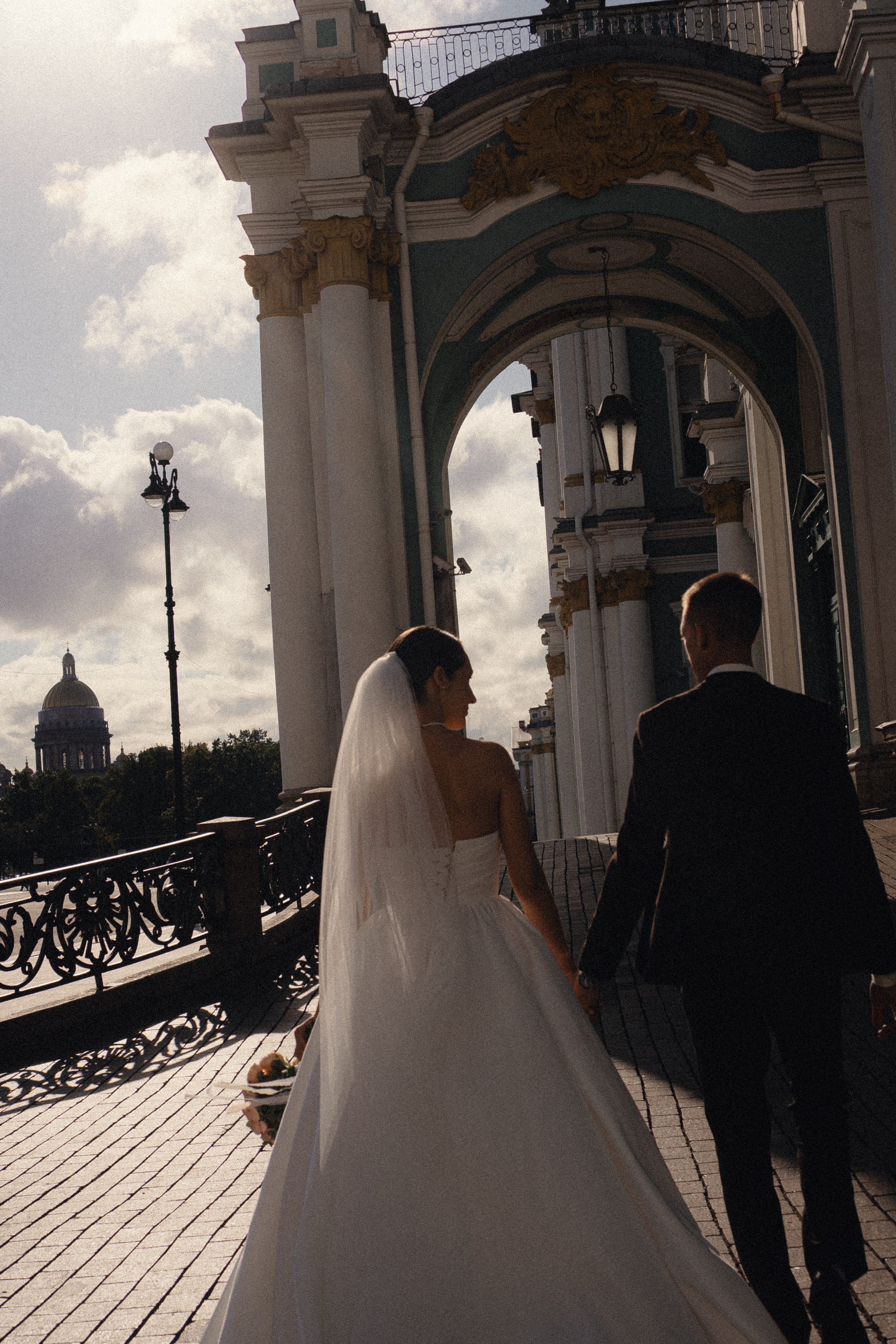 СВАДЕБНАЯ ПРОГУЛКА В САНТК-ПЕТЕРБУРГЕ (ИСАКИЕВСКИЙ СОБОР, ЗИМНЯЯ КАНАВКА, ЭРМИТАЖ И БОЛЬШАЯ МОРСКАЯ УЛИЦА). Профессиональный фотограф, Санкт-Петербург — Виктория Богомолова