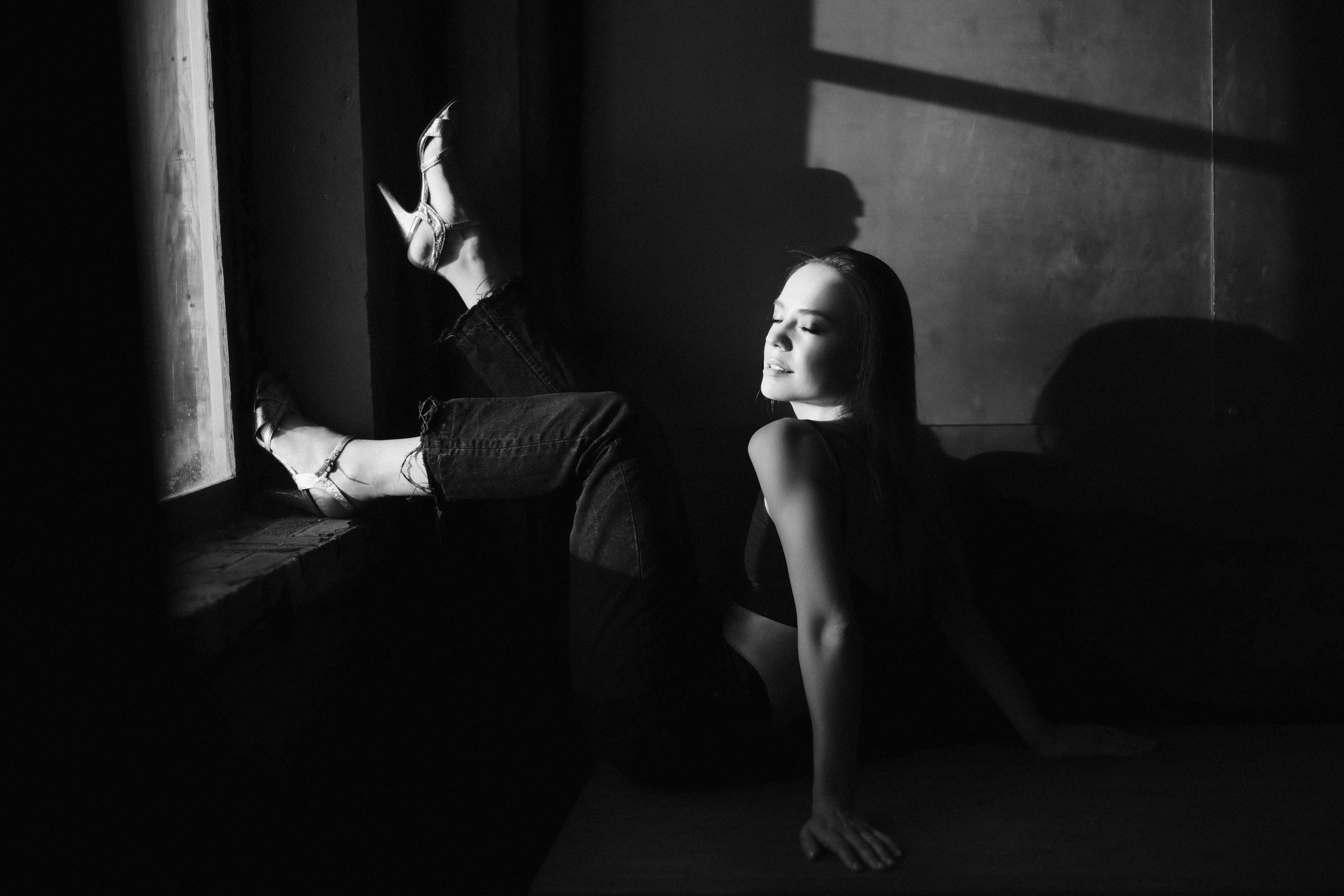 Черно-белая фотосессия в темной студии для Леры. Репортажный и женский фотограф в Новосибирске