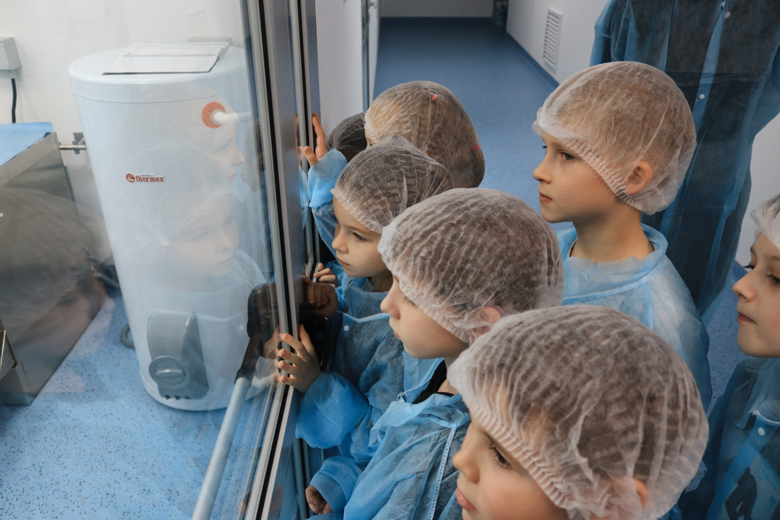 Экскурсия на фармацевтический научно-производственный комплекс «Велфарм-М» для детей сотрудников. Репортажный фотограф в Москве и Зеленограде Karina-vozd