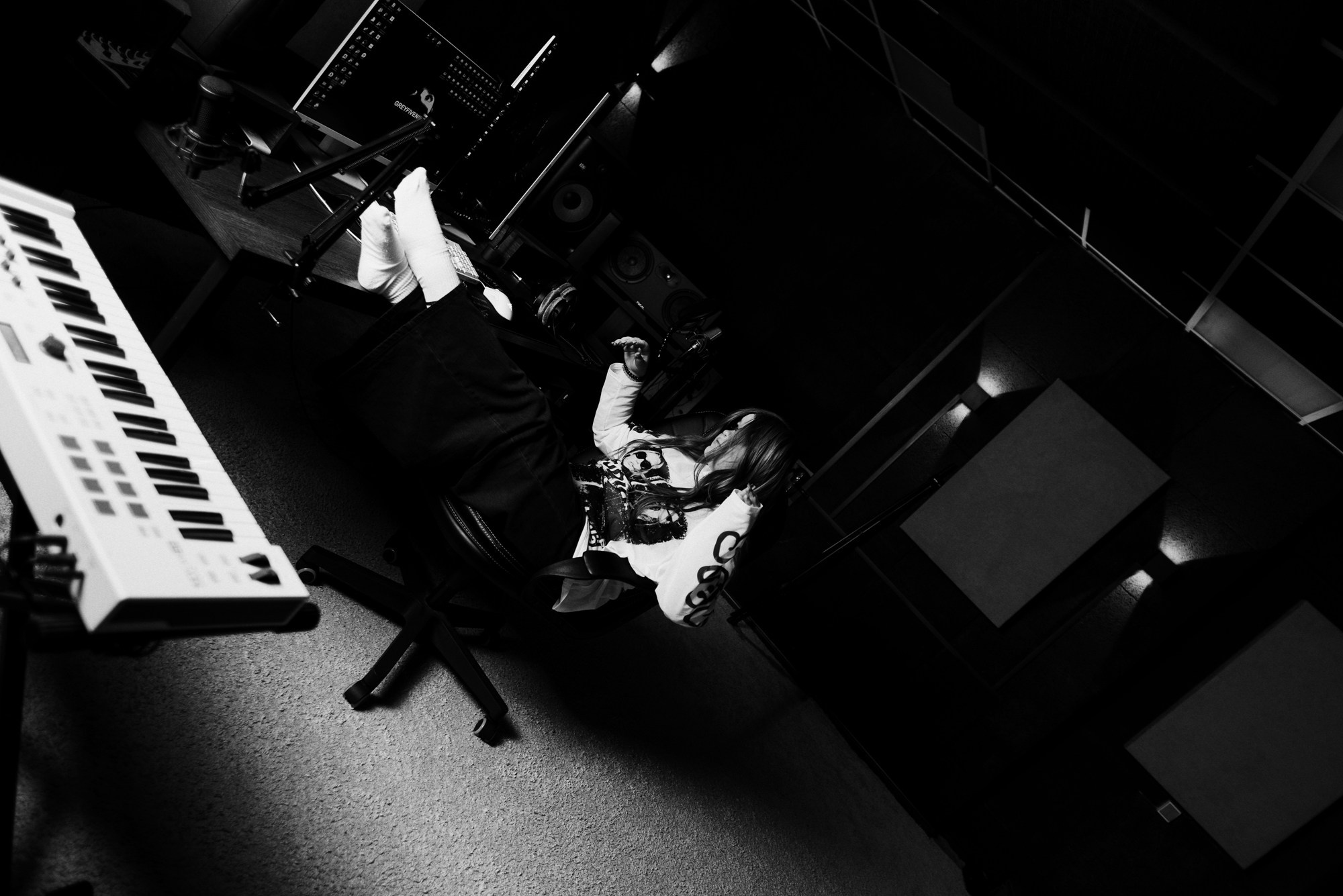 Семейная фотосессия на студии звукозаписи в Тюмени — мама и дочка. Портретный фотограф Тюмень Дарья Мустафина