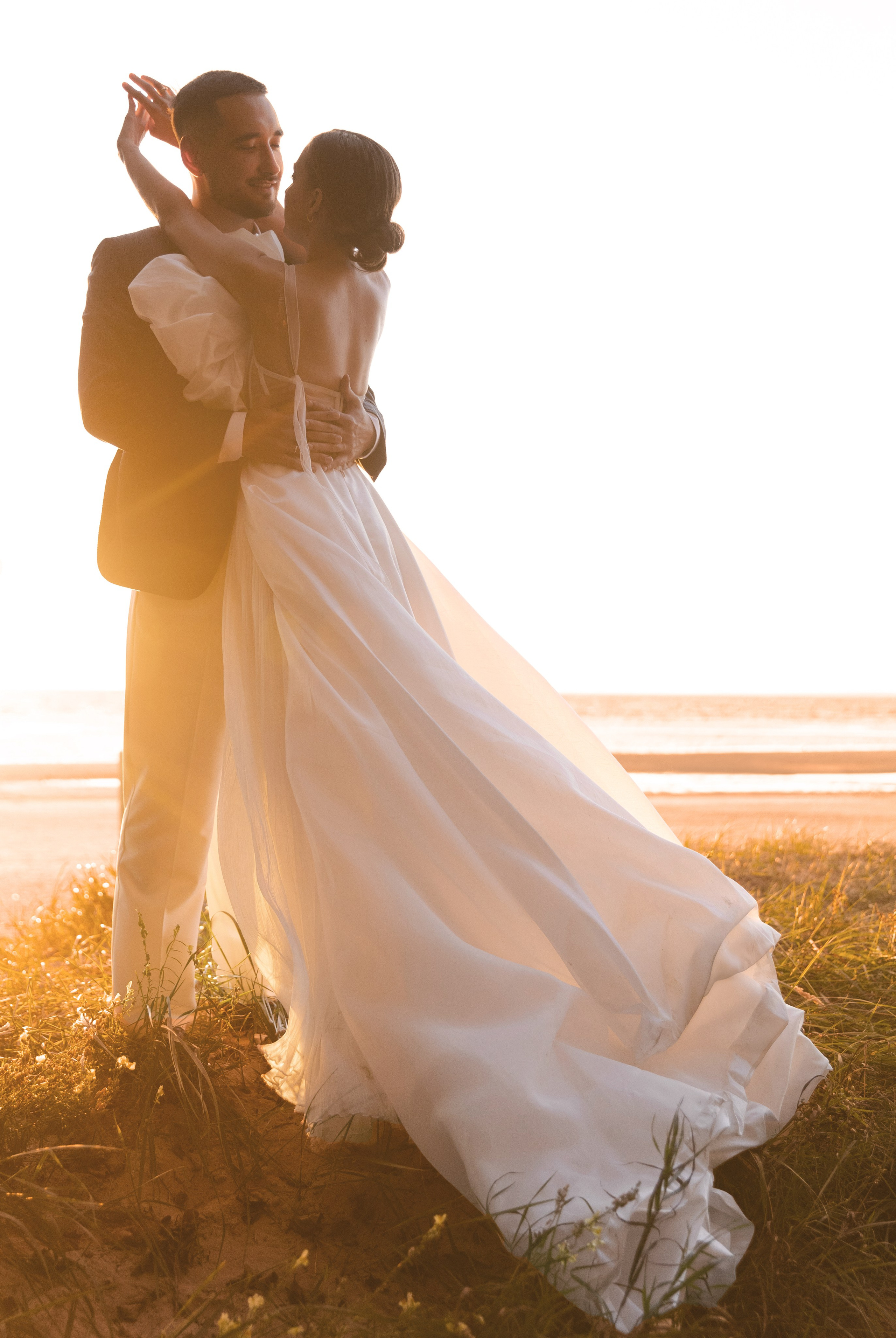 В ЛУЧАХ ЗАКАТА НА БЕРЕГУ МОРСКОМ