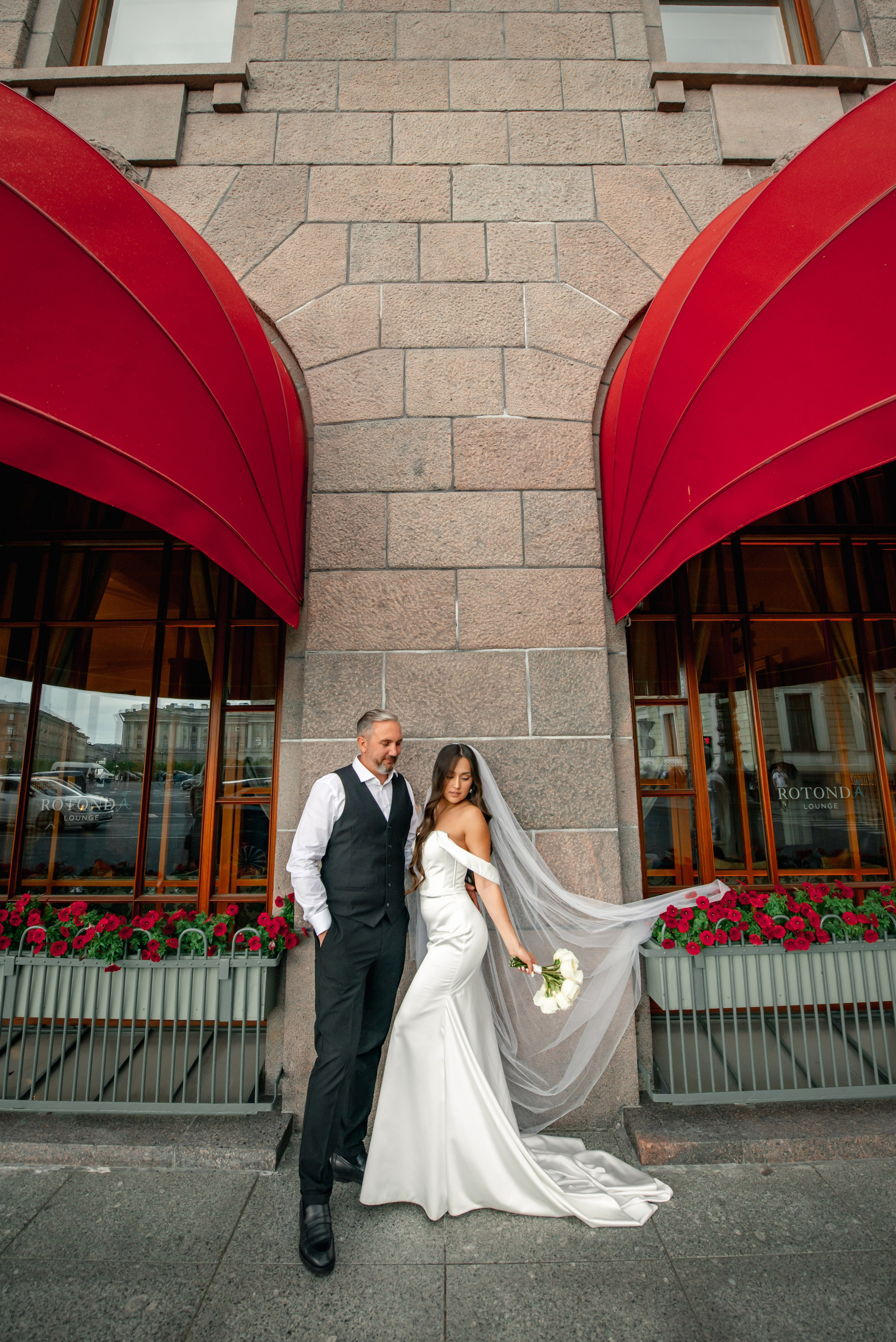 Классическая свадебная фотосессия Аины и Антона по самым красивым местам для свадебной прогулки в Санкт-Петербурге. Портретный, семейный и свадебный фотограф в Санкт-Петербурге и в Пушкине Ширяев Денис