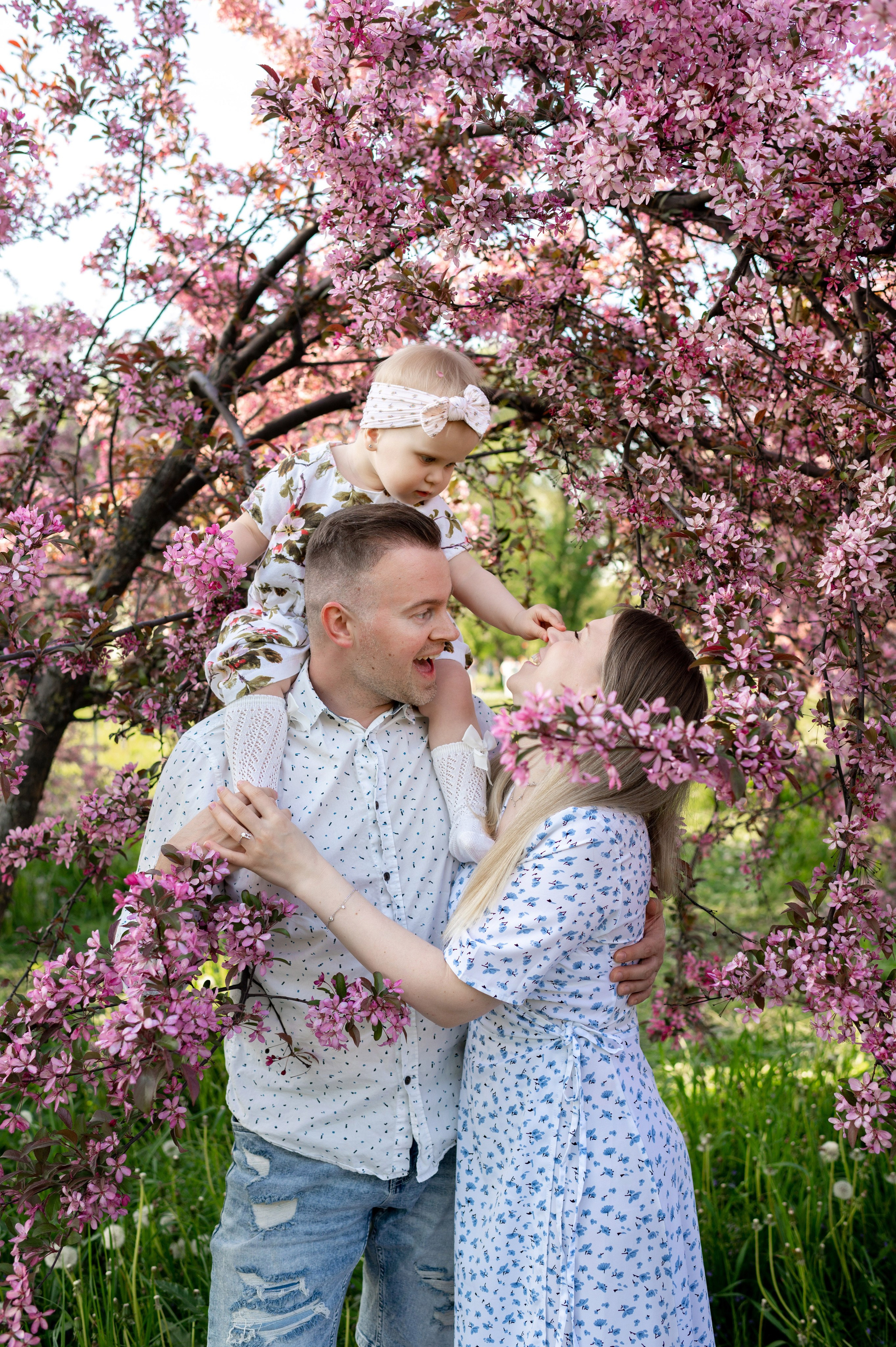 Ника и родители в розовых яблонях. Портретный, семейный и свадебный фотограф в Санкт-Петербурге и в Пушкине Ширяев Денис