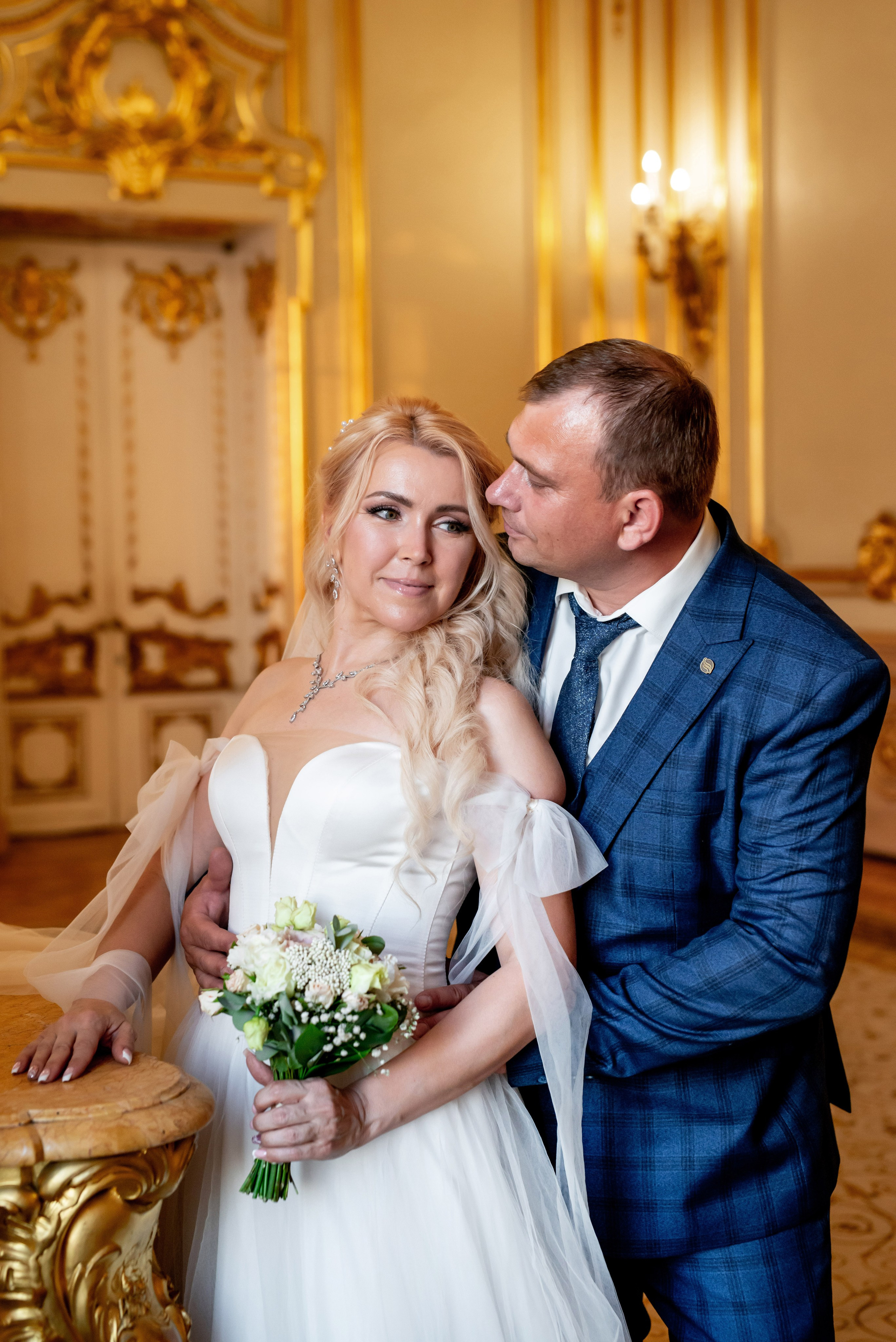 Евгения (фотосессия с малиновым chevrolet camaro, в сирени в Пушкине в Екатерининском парке). Портретный, семейный и свадебный фотограф в Санкт-Петербурге и в Пушкине Ширяев Денис