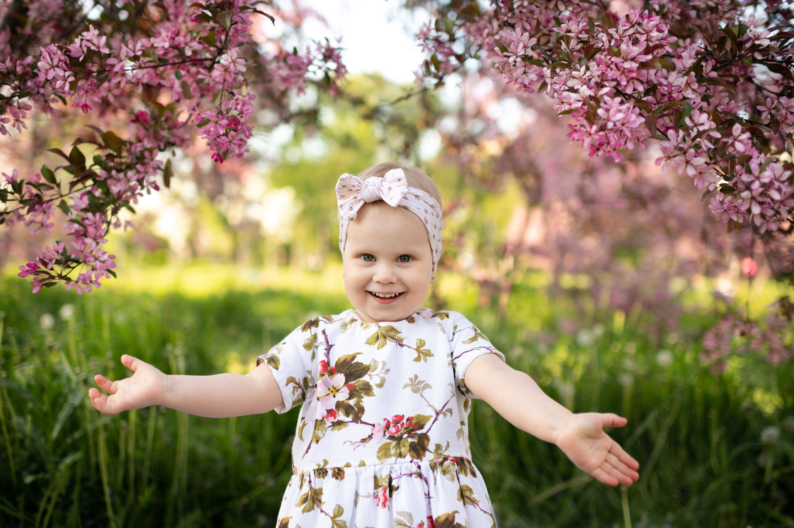 Ника и родители в розовых яблонях. Портретный, семейный и свадебный фотограф в Санкт-Петербурге и в Пушкине Ширяев Денис