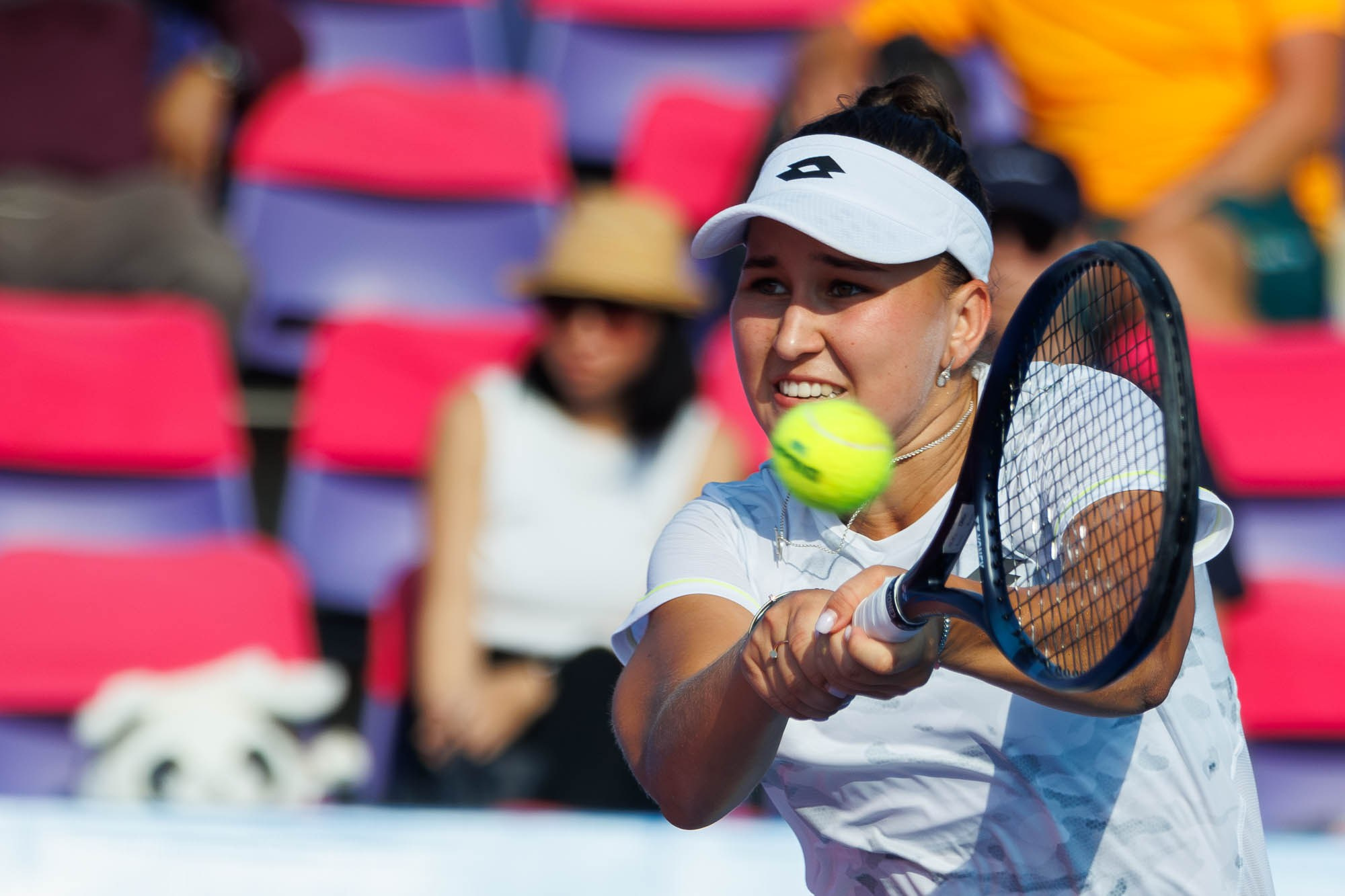 Спортивный фотограф Сергей Иванов — теннисистка бьет по мячу
