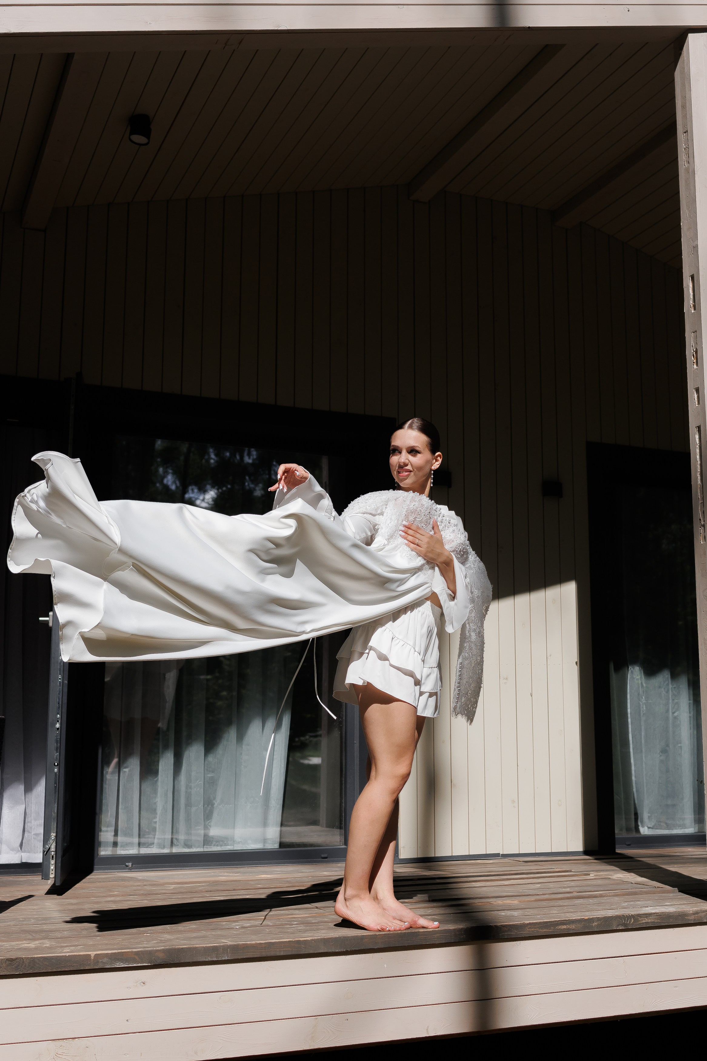 Невеста держит свадебное платье