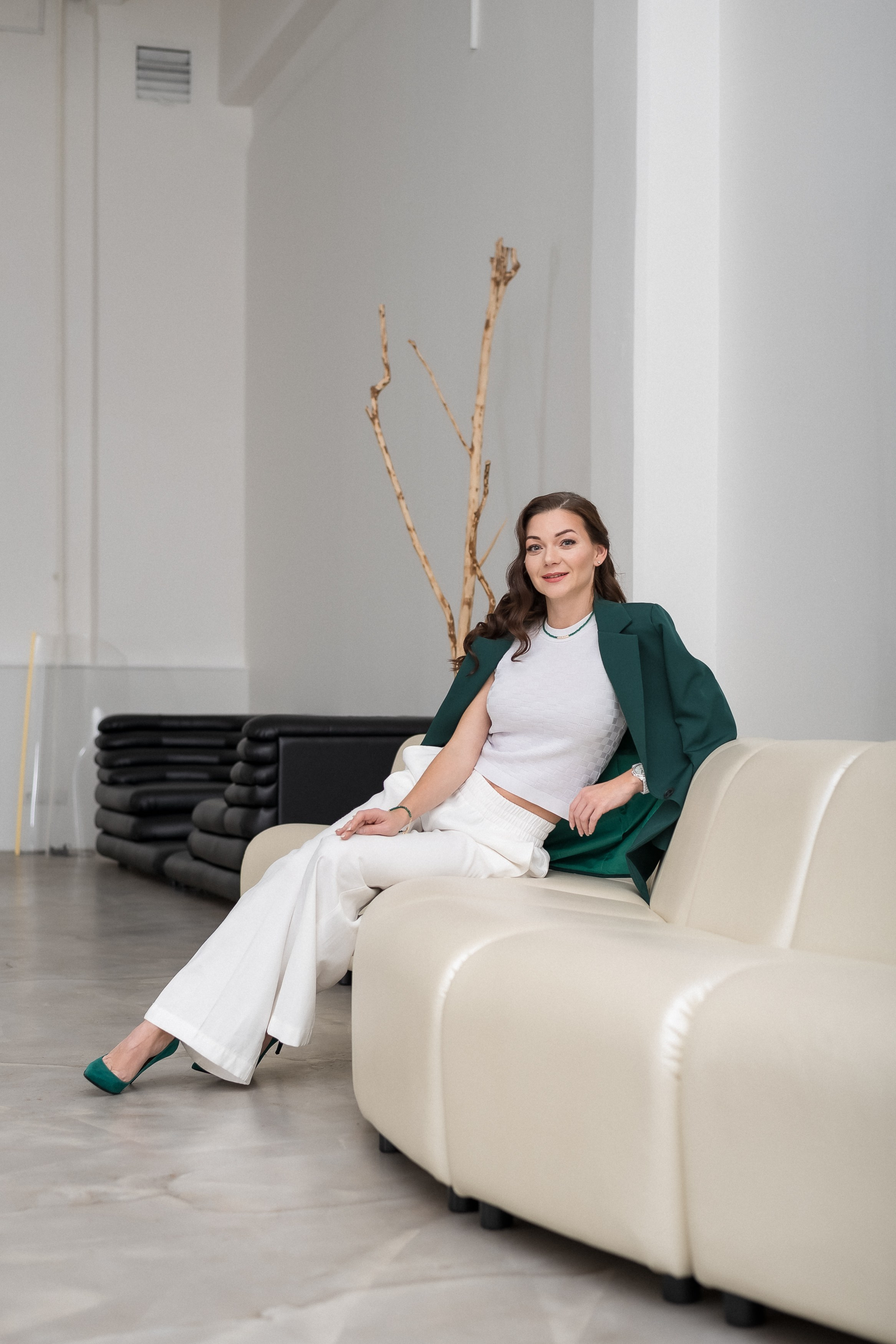 В светлой минималистичной студии. КОНТЕНТ |БРЕНД фотограф Санкт-Петербург — Жанна Олтаржевская