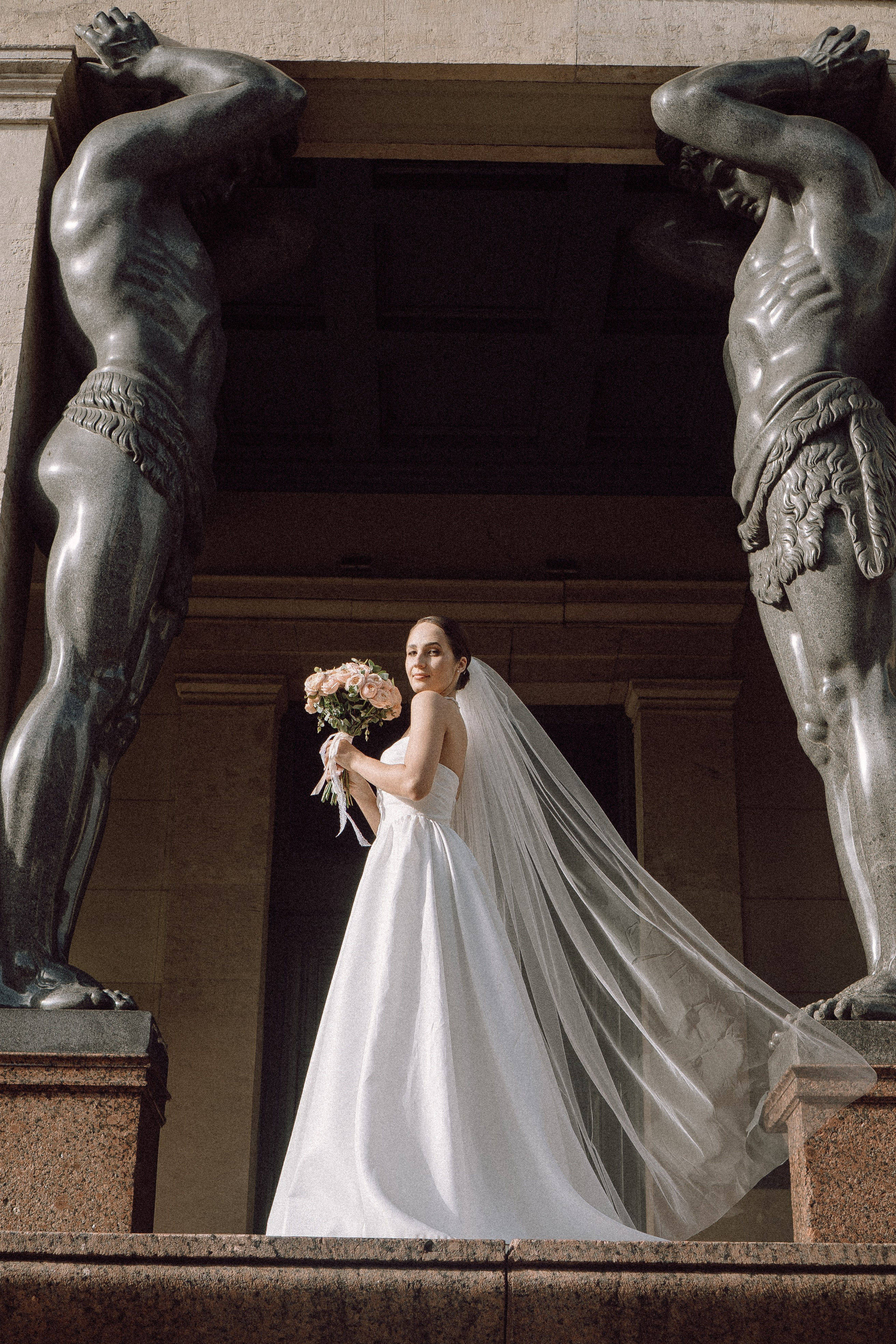 СВАДЕБНАЯ ПРОГУЛКА В САНТК-ПЕТЕРБУРГЕ (ИСАКИЕВСКИЙ СОБОР, ЗИМНЯЯ КАНАВКА, ЭРМИТАЖ И БОЛЬШАЯ МОРСКАЯ УЛИЦА). Профессиональный фотограф, Санкт-Петербург — Виктория Богомолова