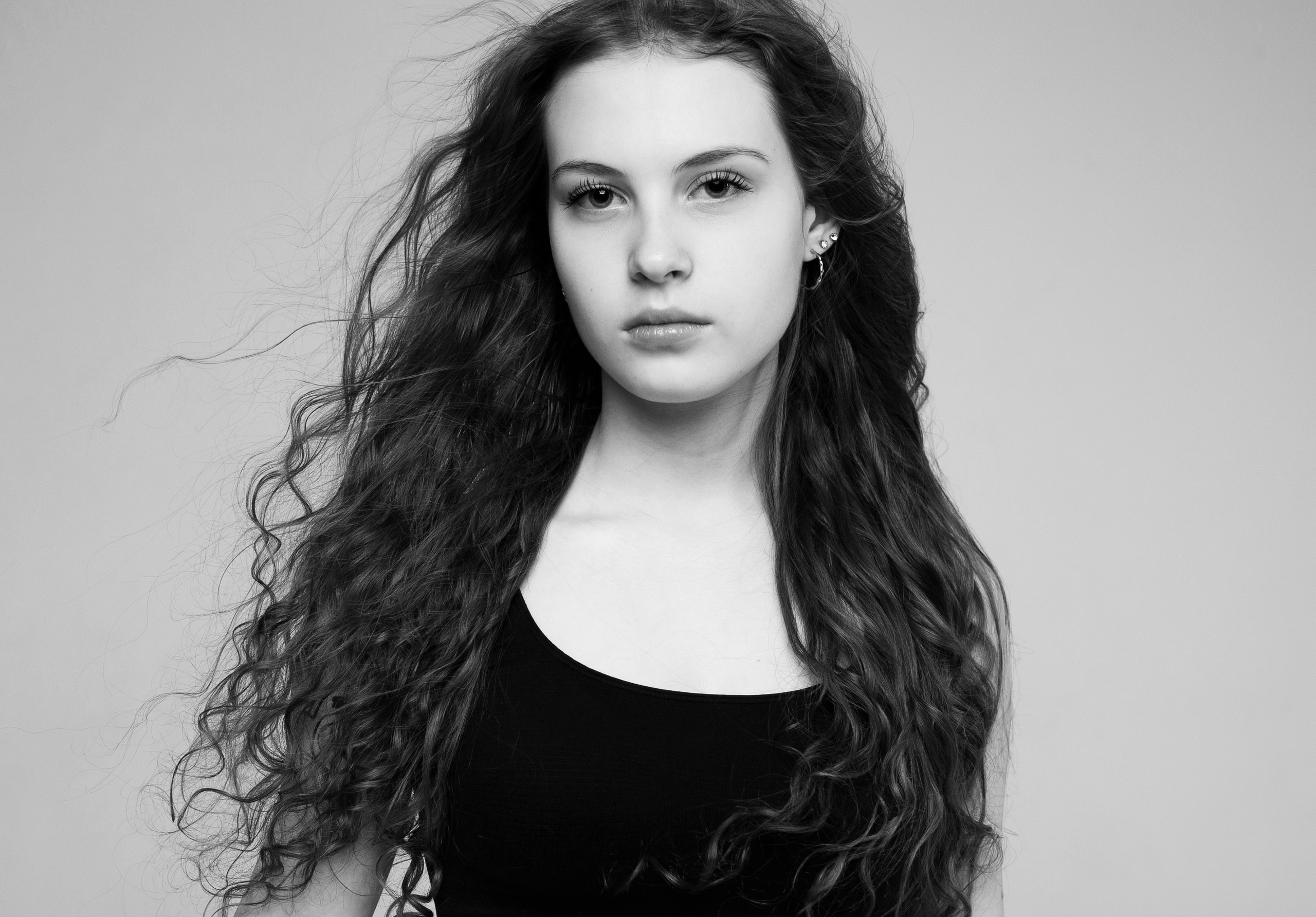 Профессиональный фотограф в СПб. Фотосессия в фотостудии Санкт-Петербурга. Идеи позирования на фото. Локации где фотографироваться в Питере. Лаконичная минималистичная портретная съемка. Искренние живые фотографии