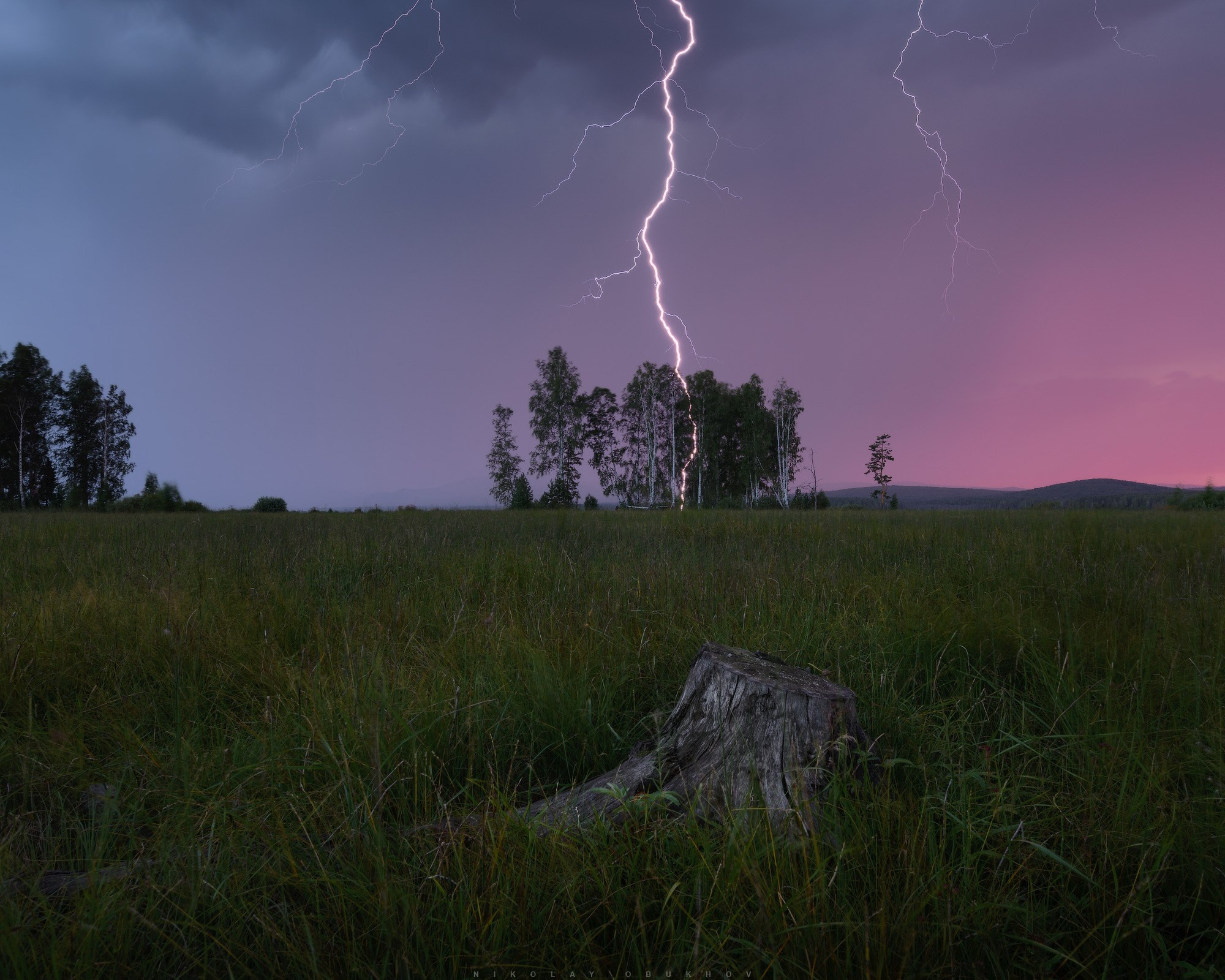 Пейзаж с молнией на берегу Черноисточинского пруда.