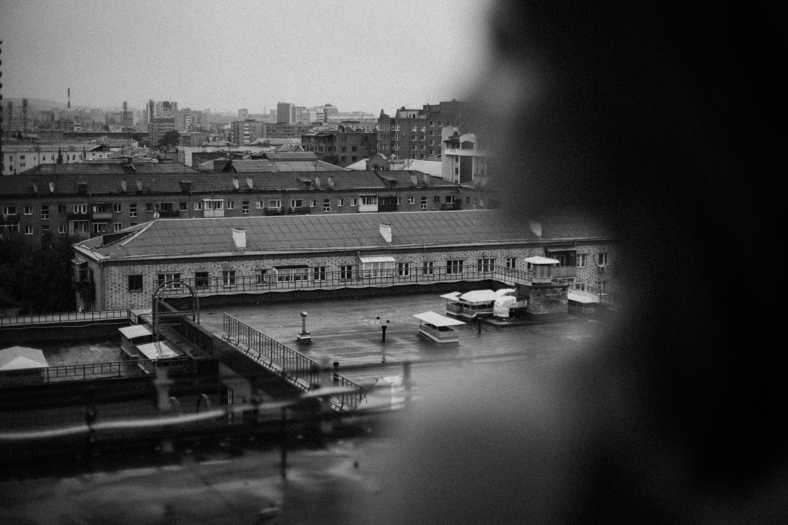 Черно-белая женская фотосессия на крыше в Красноярске