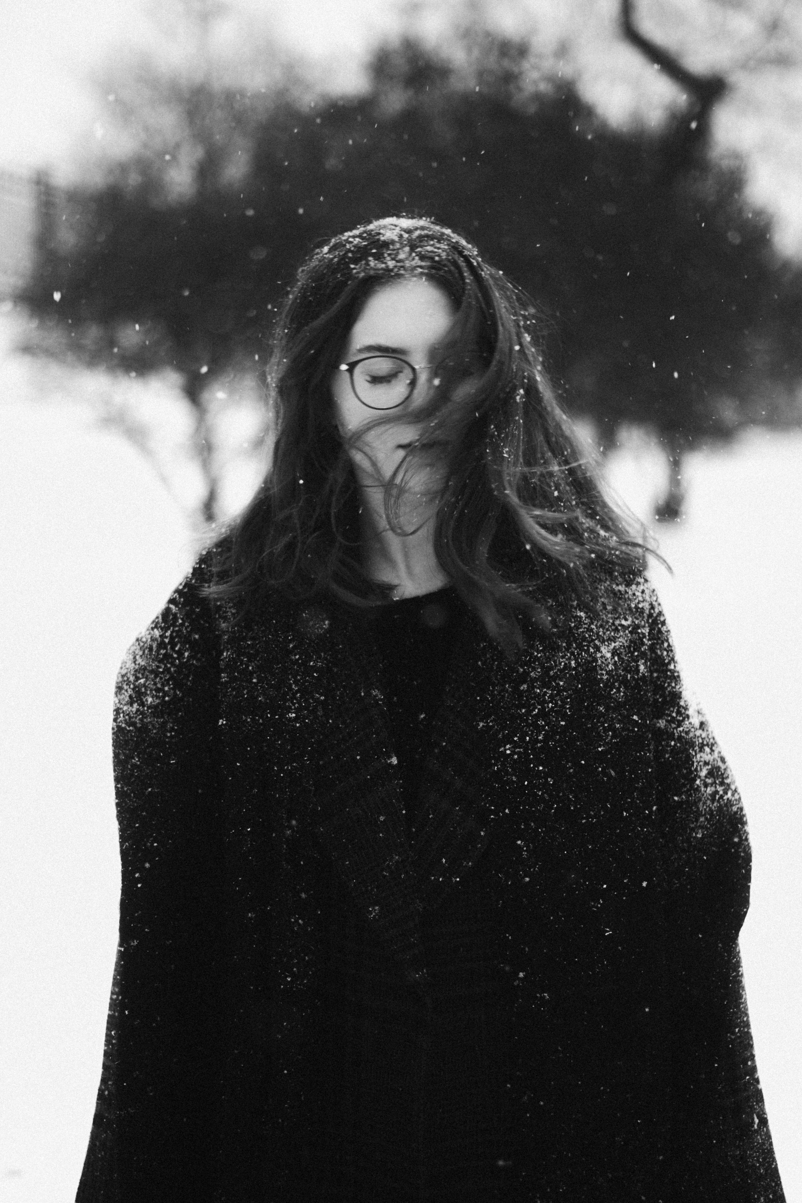 Женский портрет в снегопад