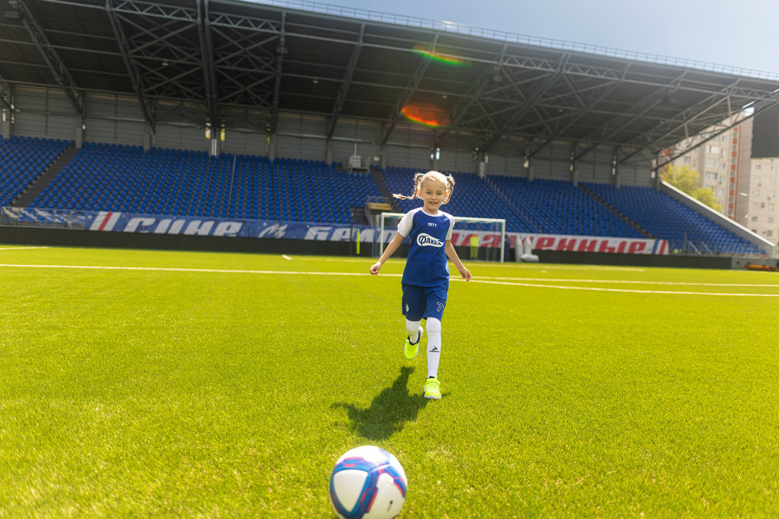 Детский портрет с Алисой на футбольном стадионе. Дмитрий Шульгин, портретный фотограф в Воронеже