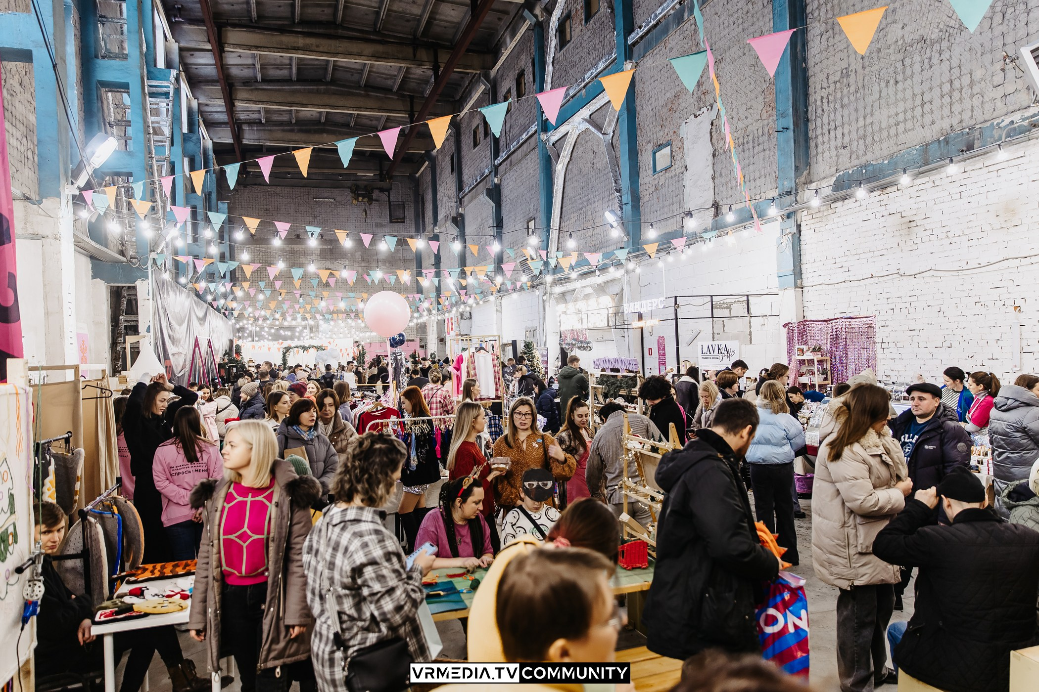 Традиционный рождественский базар и Garage Sale