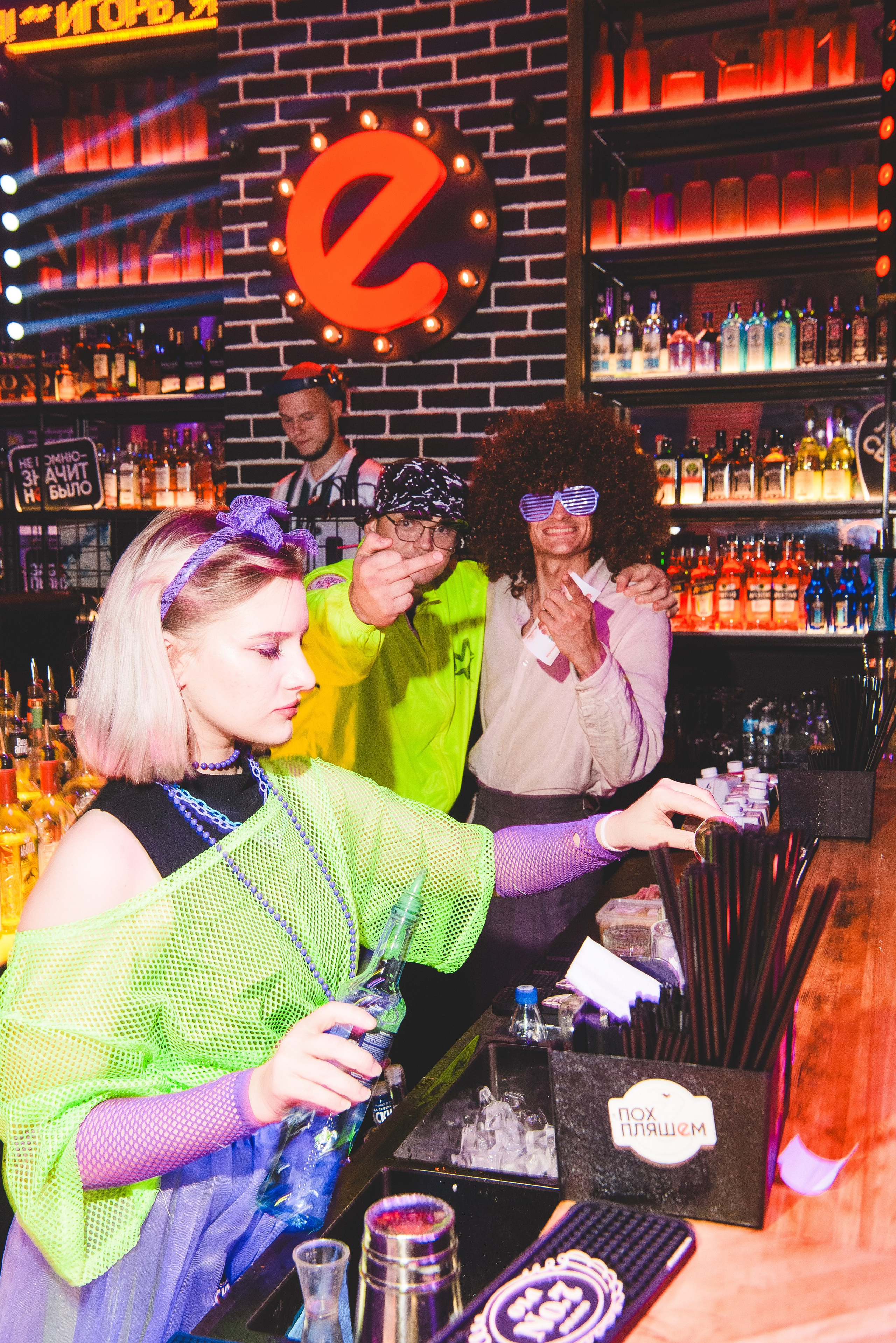 Фотоотчёты о вечеринках для НеБар Волгоград. Или стиль «пьяный фотограф». Фотограф в Волгограде и Волжском Александр Горбань