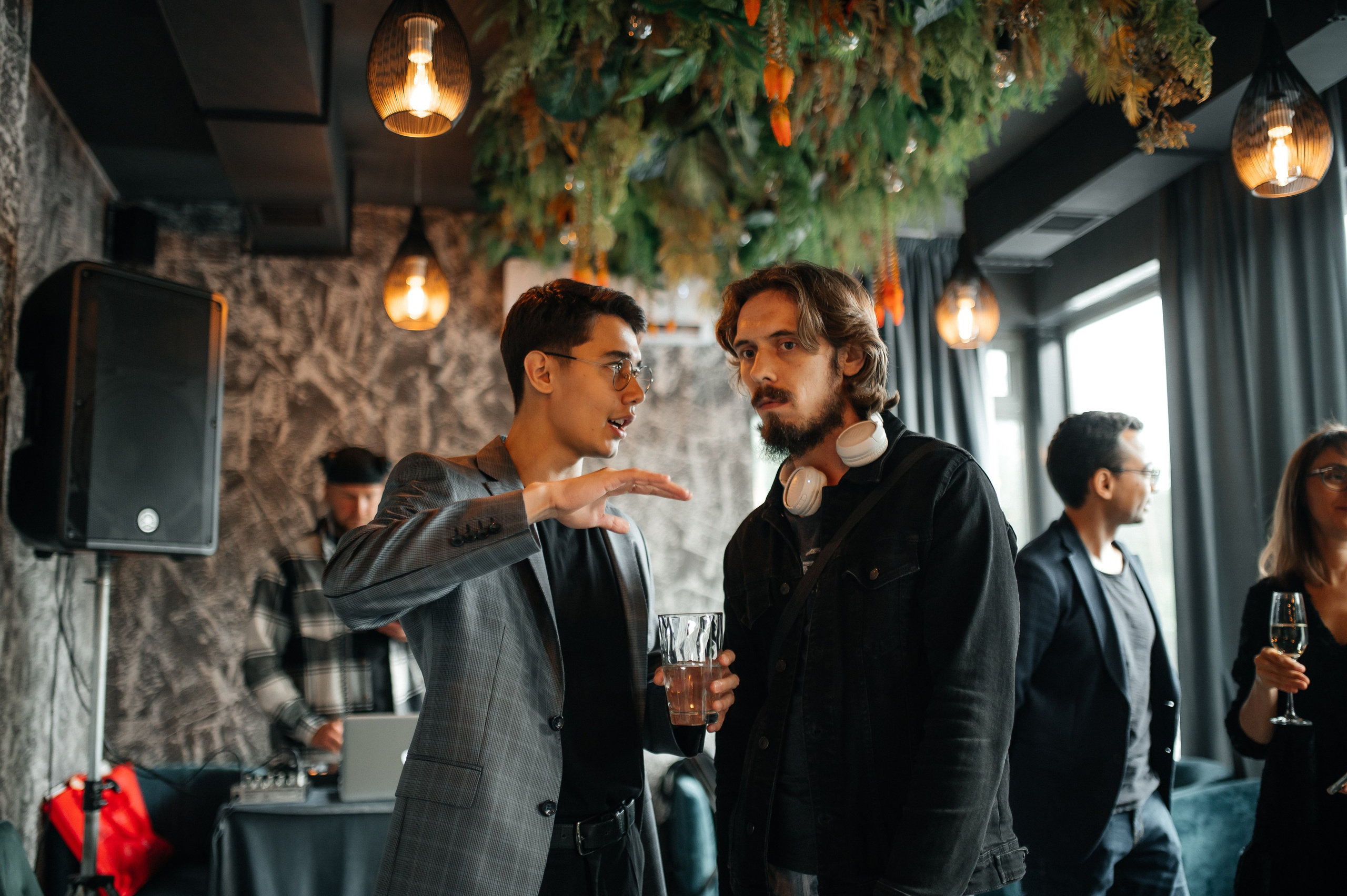 Презентация картины Карима в Париже. Фотограф Нижний Новгород