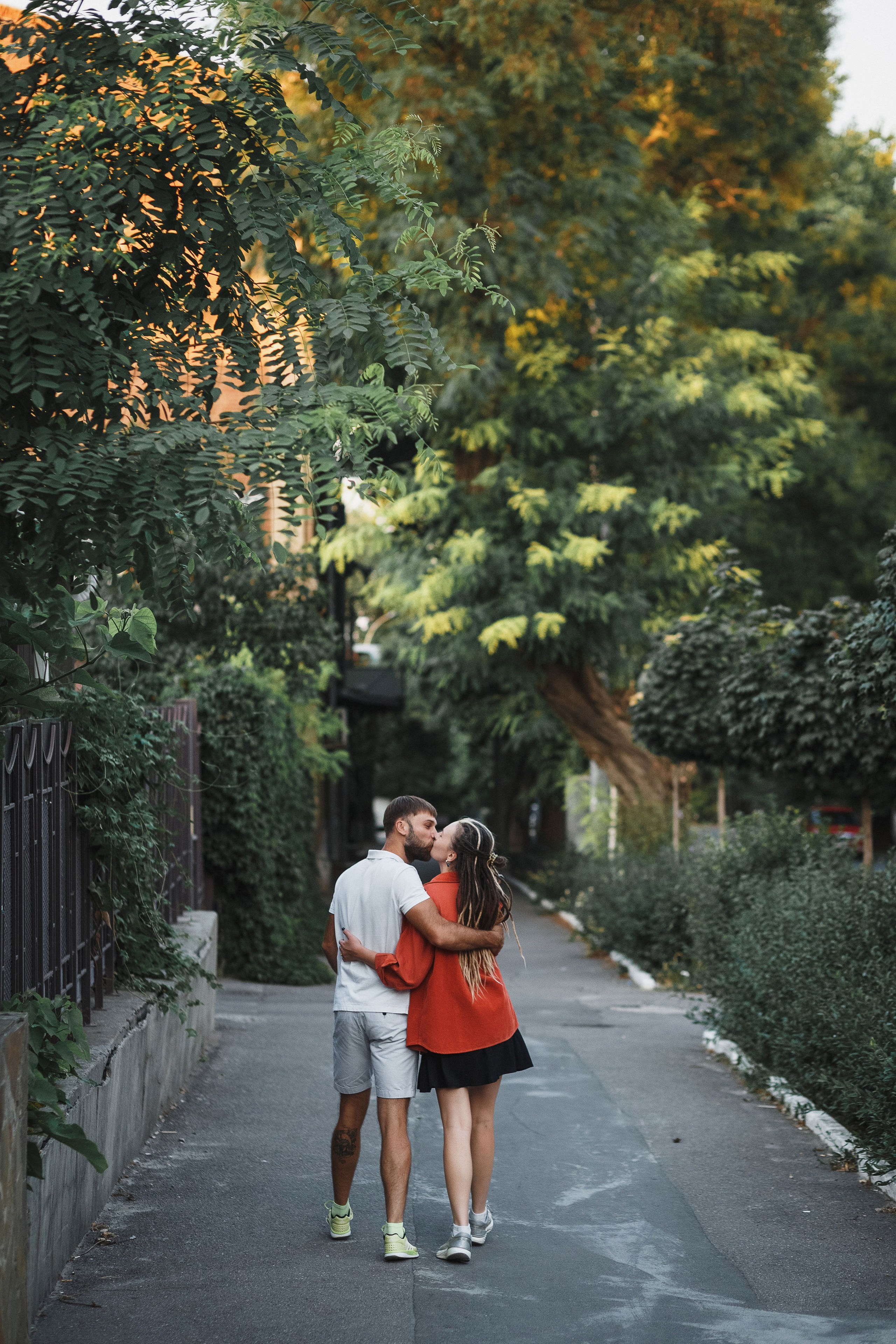 Фотосессия на Октябрьской площади Таганрога: История любви Глеба и Ани в центре города. Свадебный и семейный фотограф в Таганроге Бакарюк Антон