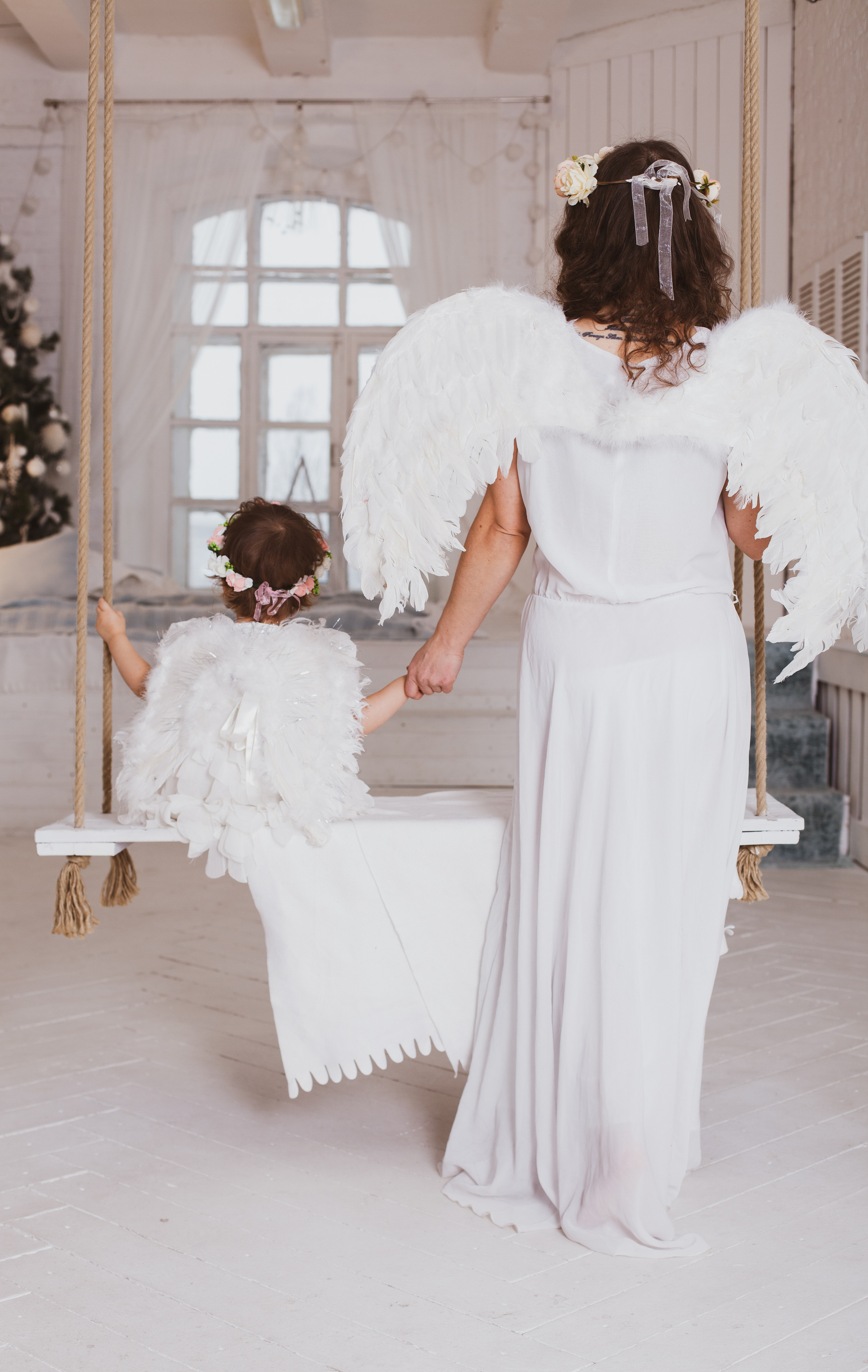 Мама с дочкой ангел со спины