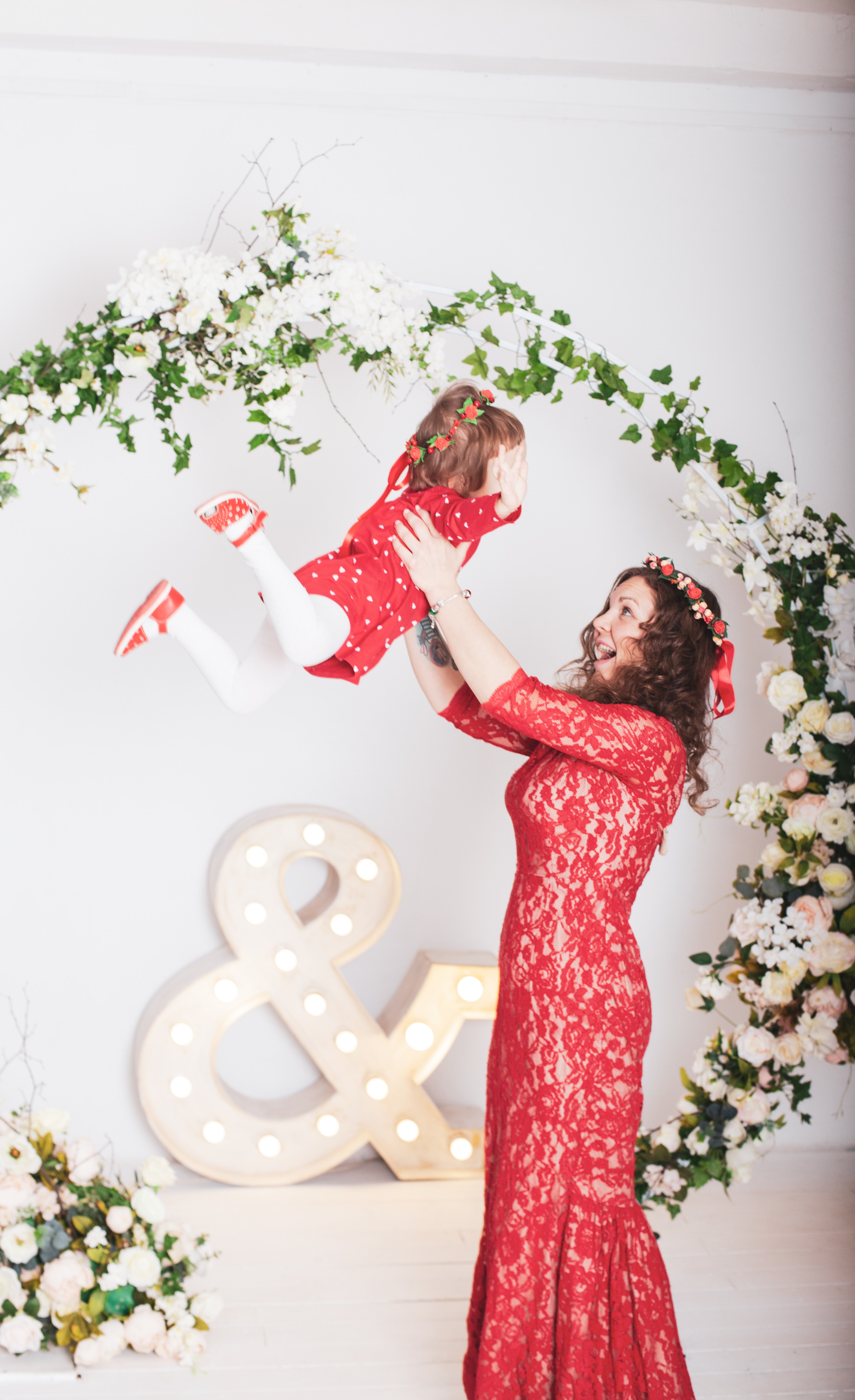 Девочка ангел на руках Нижний