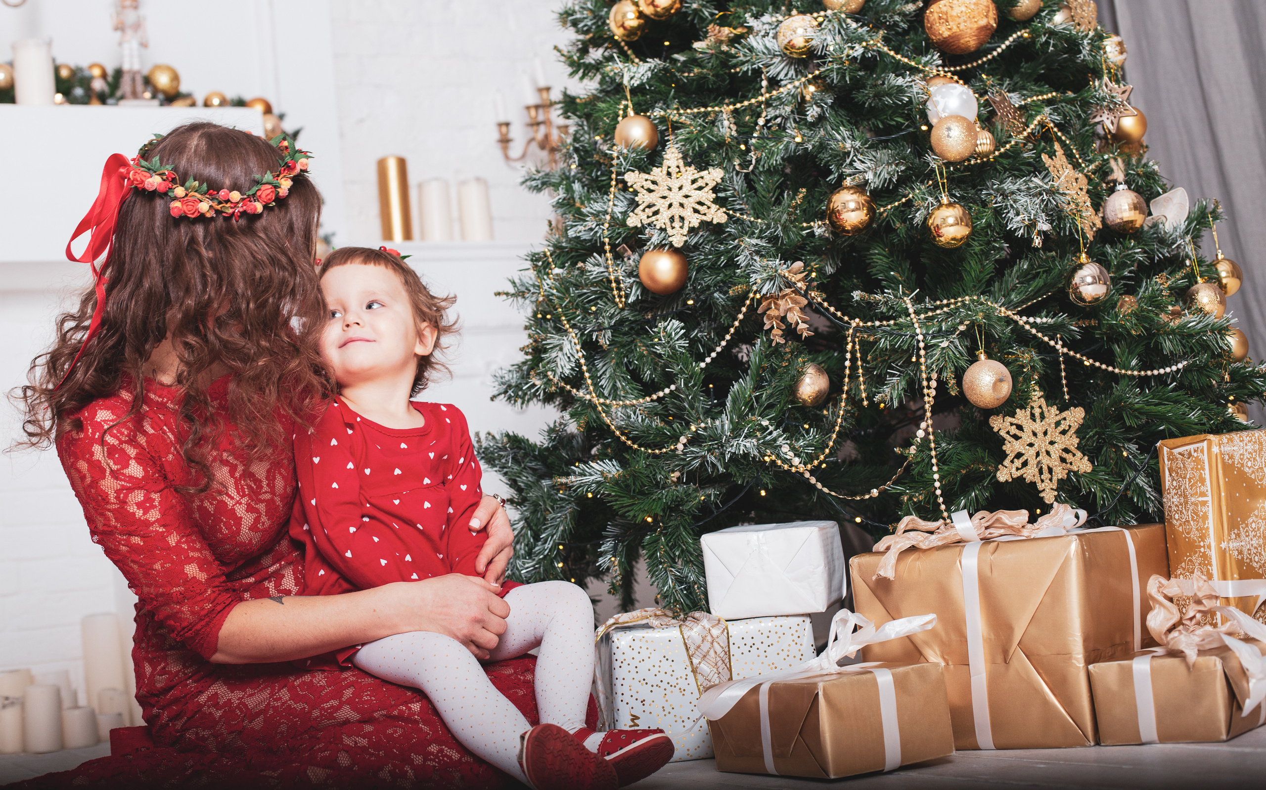 Мама и дочка смотрят друг на друга