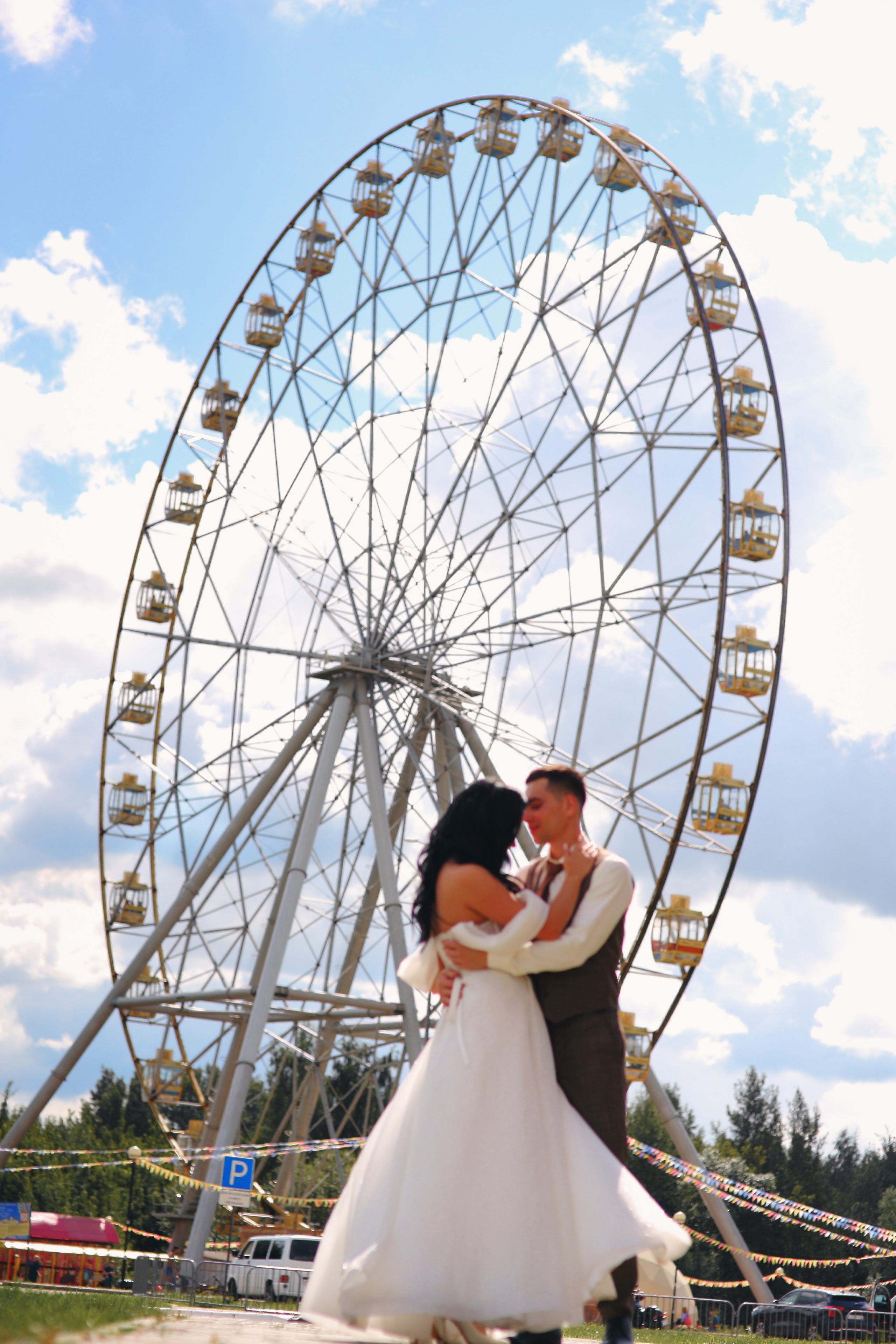 Съемка пары Марии и Ильи, гуляющих по городу. Свадебный и репортажный фотограф в Ярославле и Санкт-Петербурге Роман Микрюков