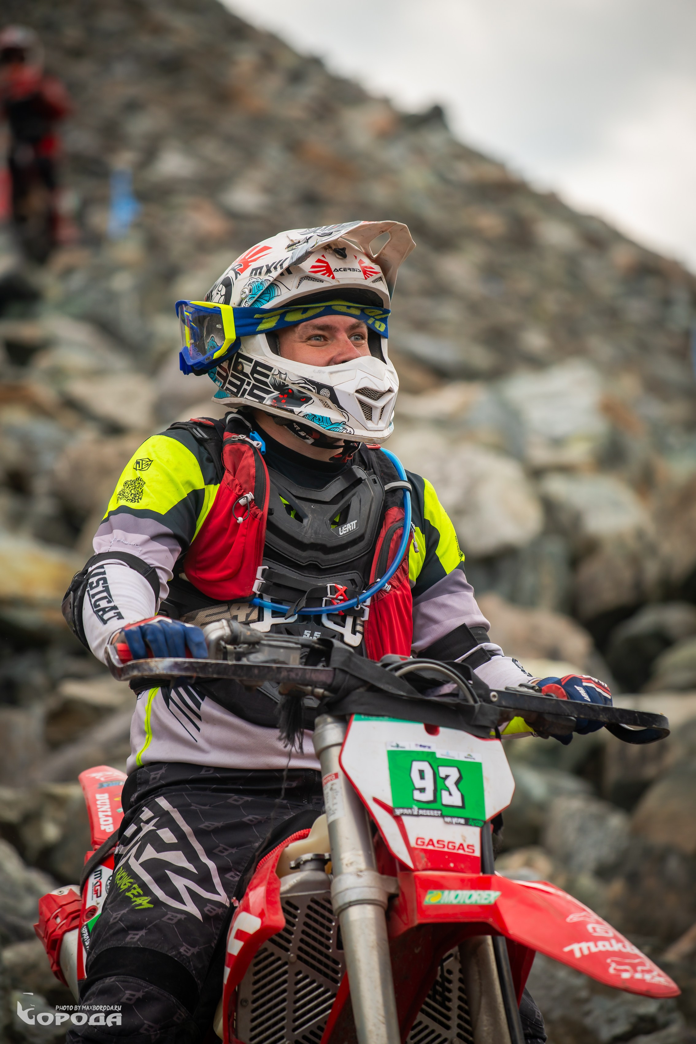 Гонщик на эндуро GASGAS в шлеме и мотозащите преодолевает сложный участок.