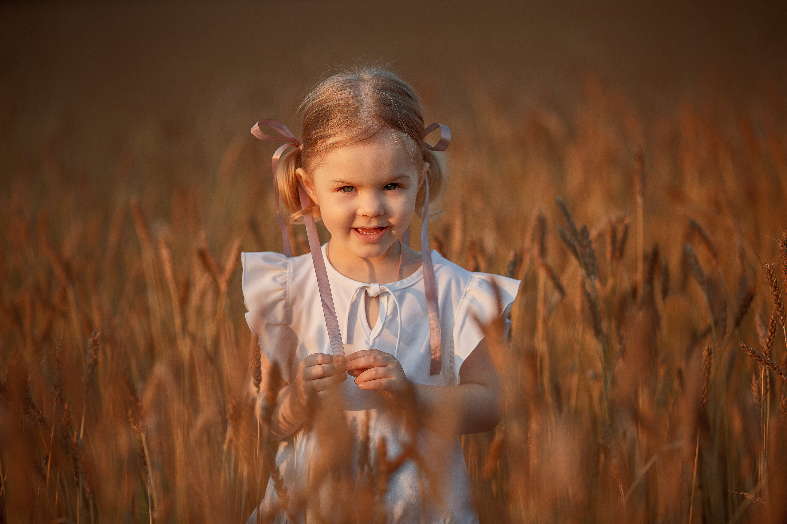 Аня и Вера в пшеничном поле. Семейный фотограф в Кургане